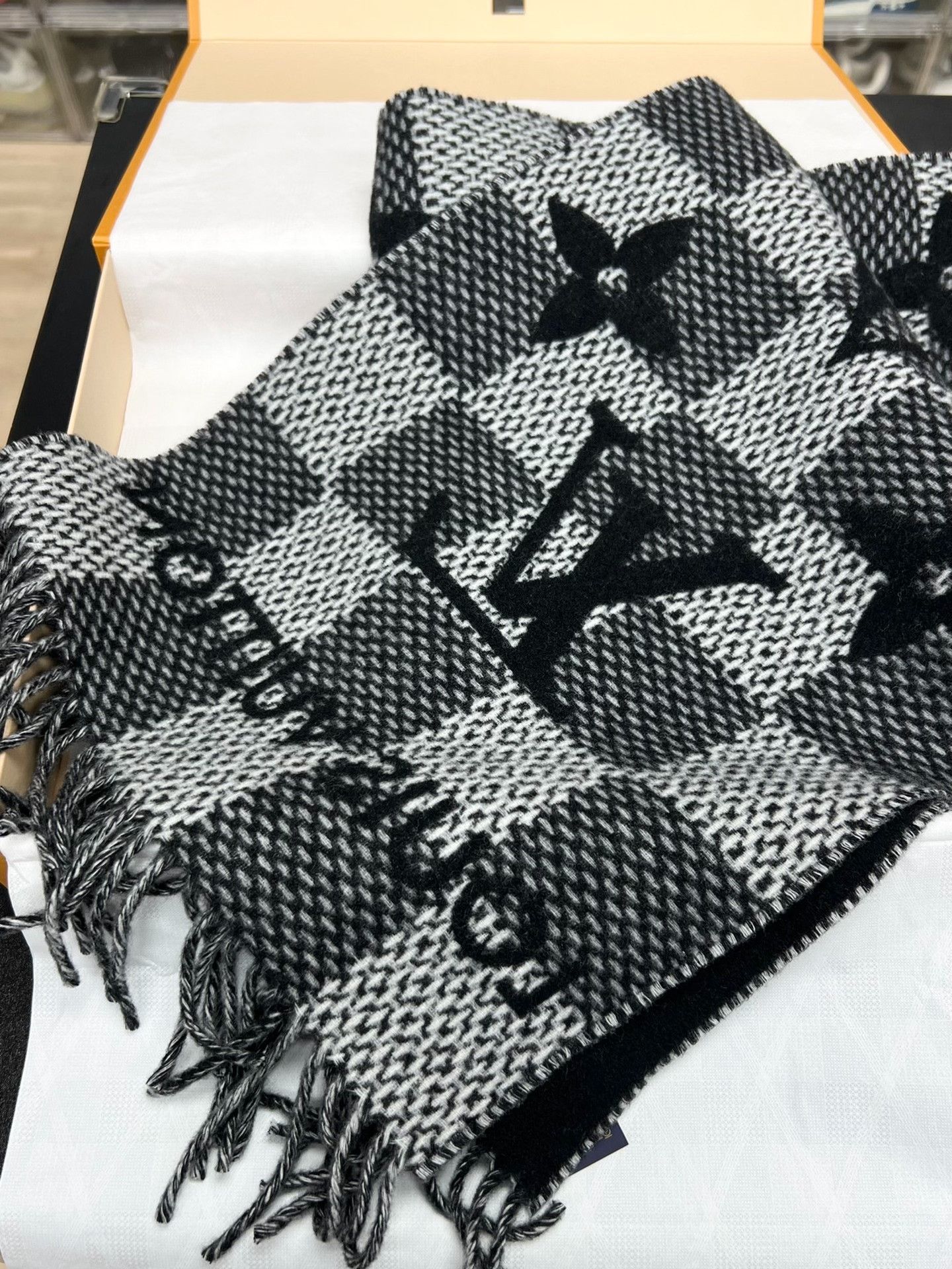Louis Vuitton Louis Vuitton Black Scarf one size Men Size ONE SIZE - 2 Thumbnail