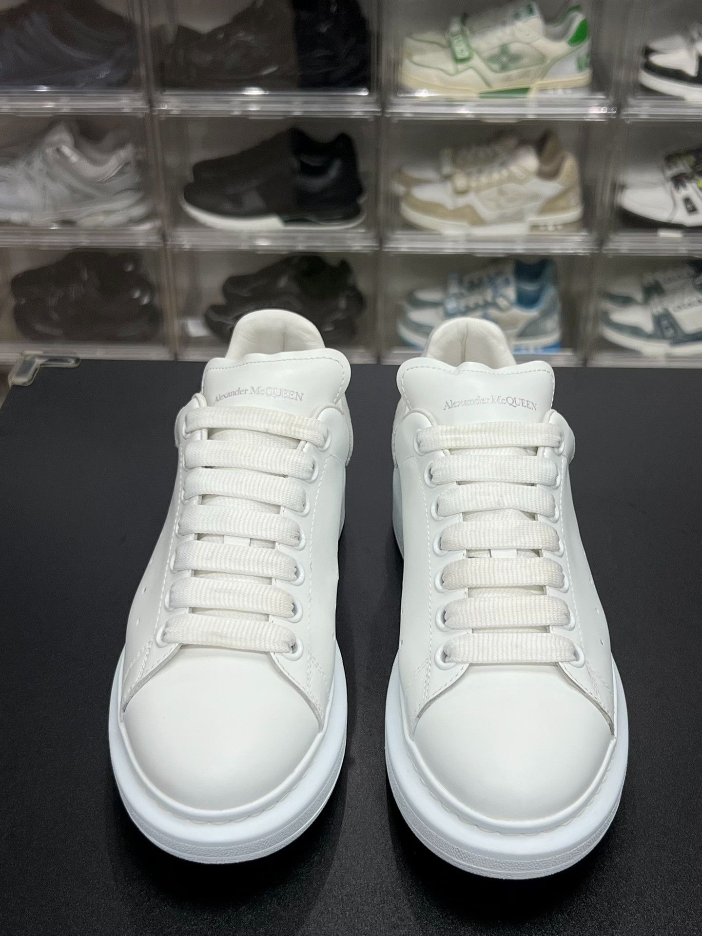 Alexander McQueen Alexander McQueen Suede White Lowtop Sneakers 6 Men Size US 6 / EU 39 - 2 Thumbnail