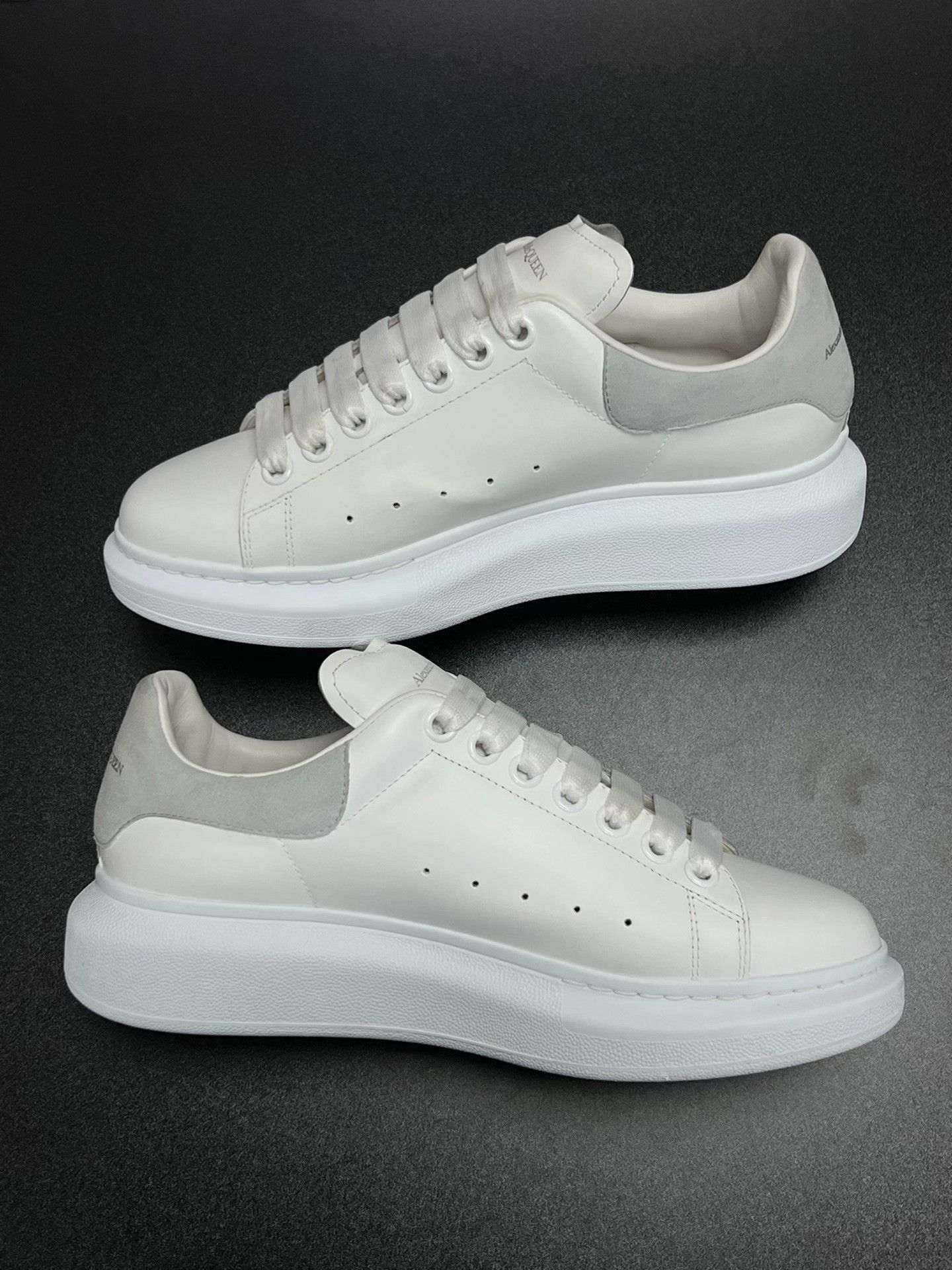 Alexander McQueen Alexander McQueen Suede White Lowtop Sneakers 6 Men Size US 6 / EU 39 - 6 Thumbnail