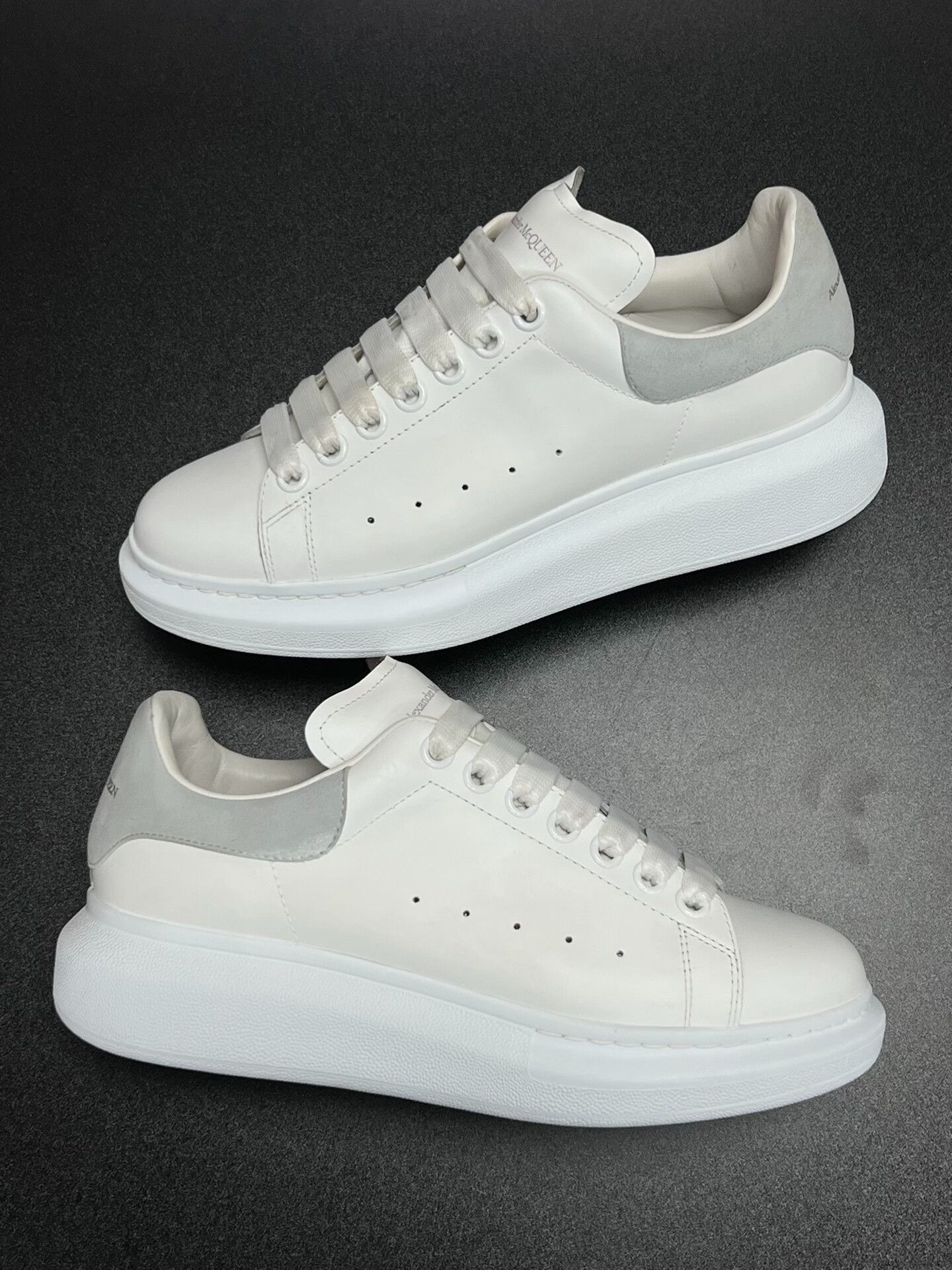 Alexander McQueen Alexander McQueen Suede White Lowtop Sneakers 6 Men Size US 6 / EU 39 - 5 Thumbnail