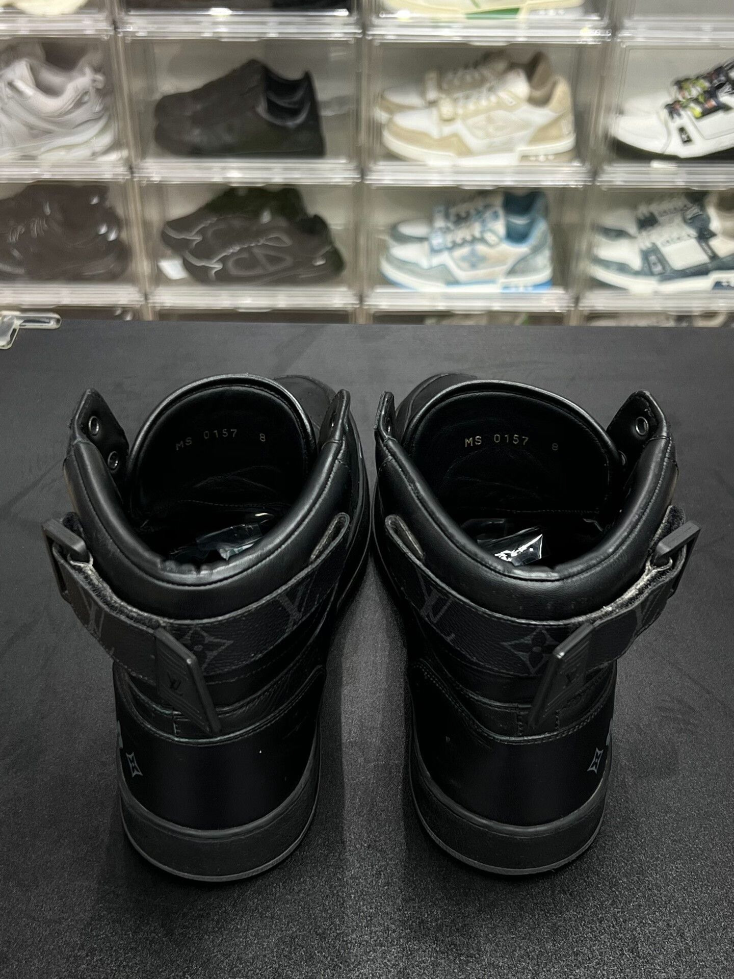 Louis Vuitton Louis Vuitton Black Lowtop Sneakers 9 Men Size US 9 / EU 42 - 7 Thumbnail