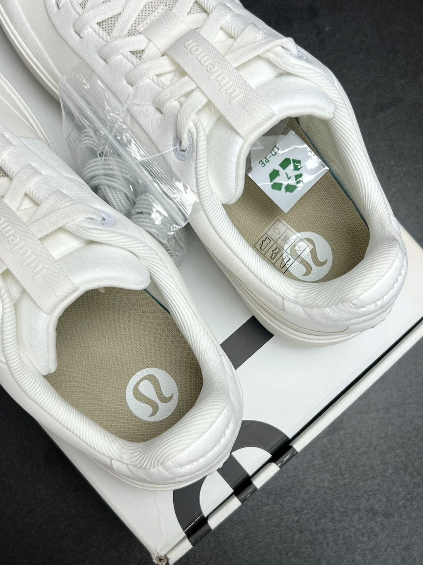 Lululemon Lululemon White Lowtop Sneakers 7.5 Men Size US 7.5 / EU 40-41 - 4 Thumbnail