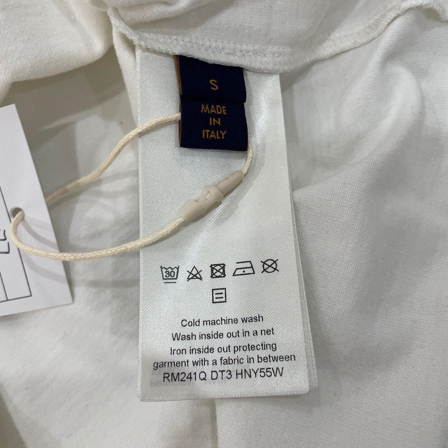 Louis Vuitton Louis Vuitton Embossed Logo T-Shirt Size S Size US S / EU 44-46 / 1 - 5 Thumbnail