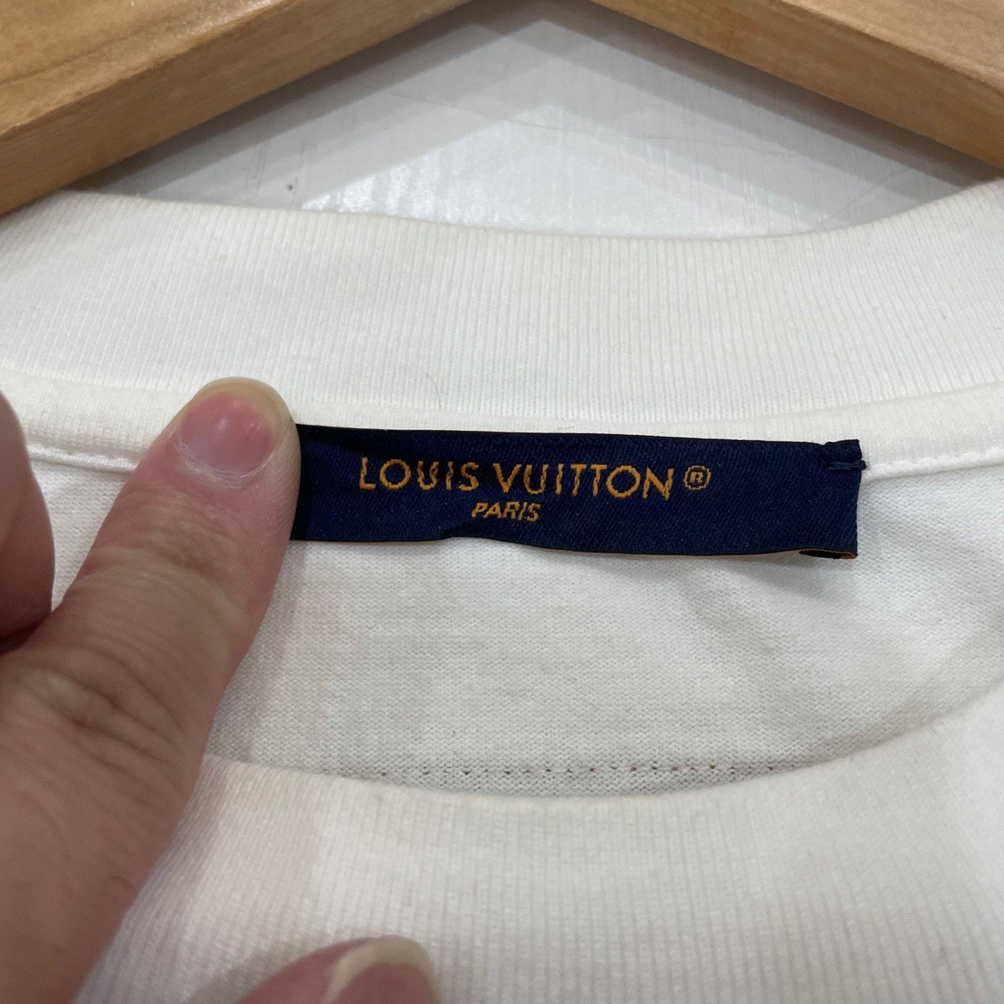 Louis Vuitton Louis Vuitton Embossed Logo T-Shirt Size S Size US S / EU 44-46 / 1 - 4 Thumbnail
