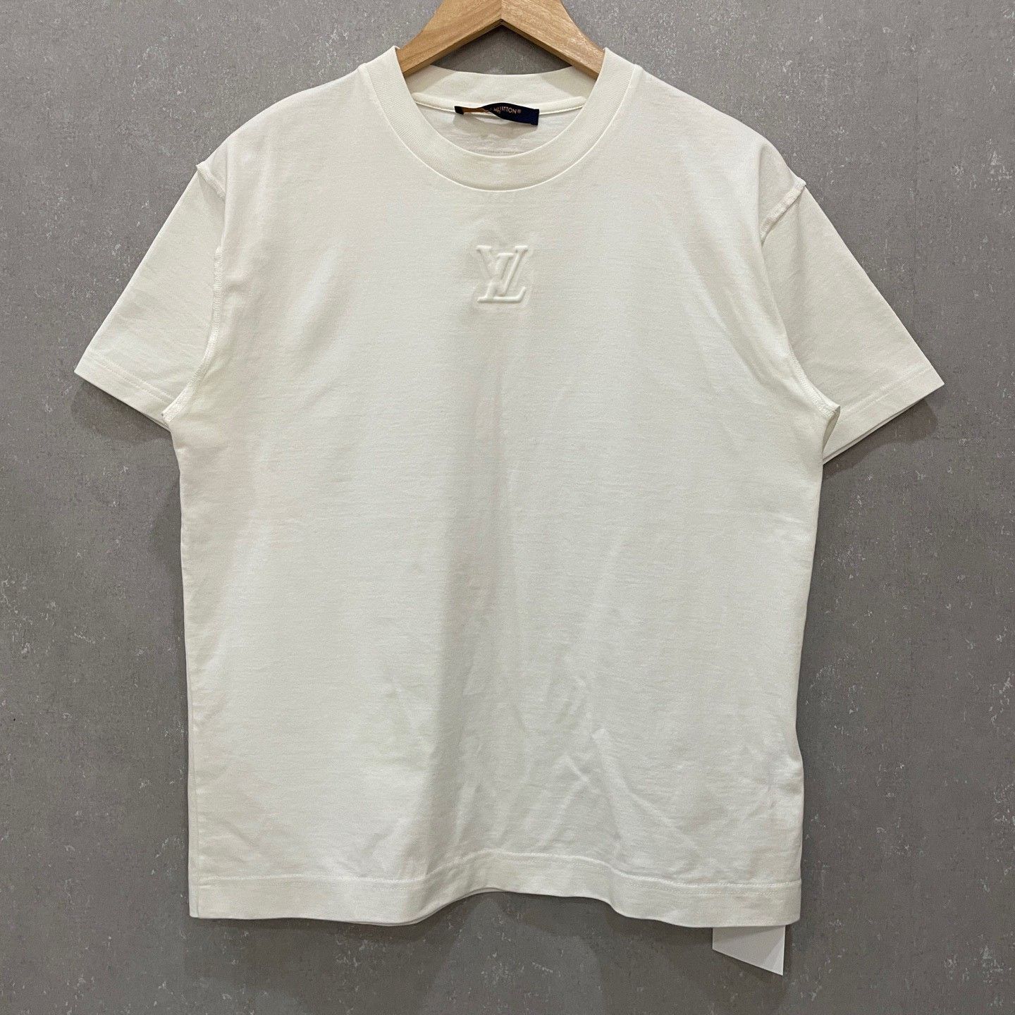 Louis Vuitton Louis Vuitton Embossed Logo T-Shirt Size S Size US S / EU 44-46 / 1 - 2 Thumbnail