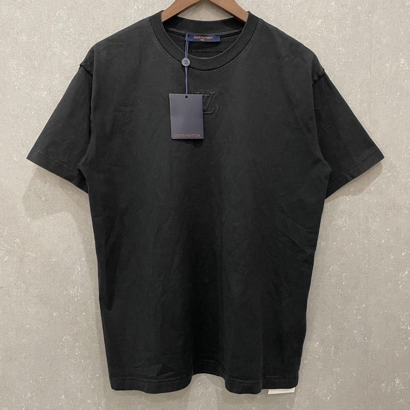 Louis Vuitton Louis Vuitton Debossed LV Logo T-Shirt Size M Size US M / EU 48-50 / 2 - 2 Thumbnail
