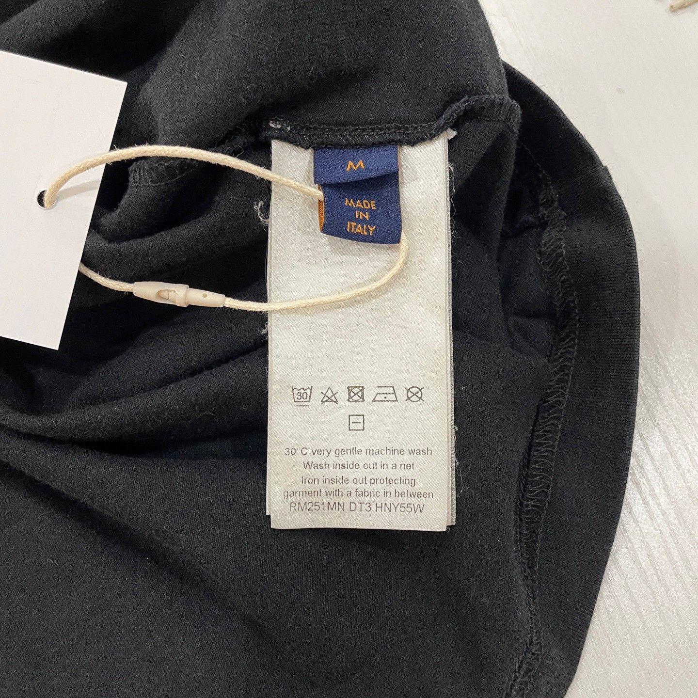 Louis Vuitton Louis Vuitton Debossed LV Logo T-Shirt Size M Size US M / EU 48-50 / 2 - 5 Thumbnail