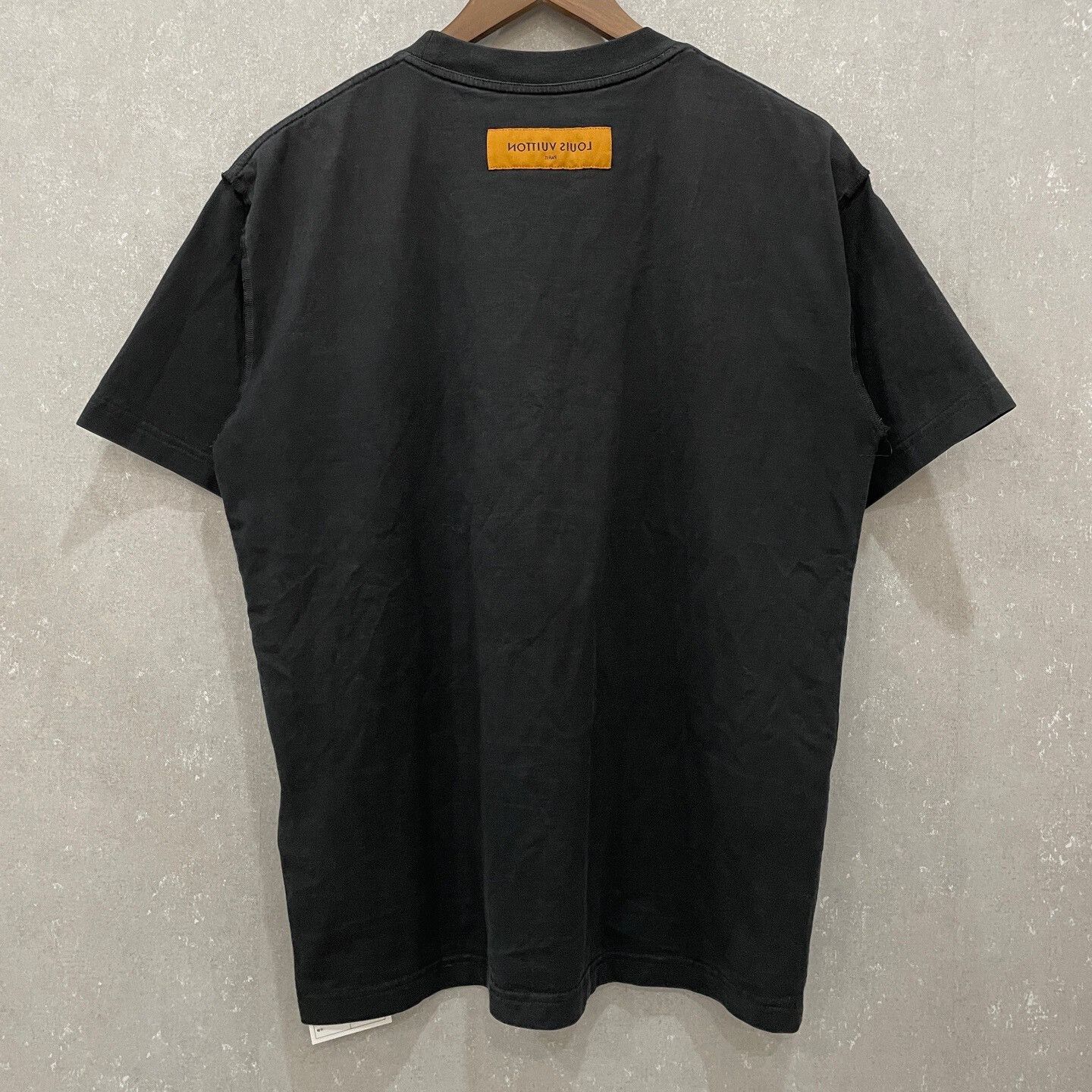 Louis Vuitton Louis Vuitton Debossed LV Logo T-Shirt Size M Size US M / EU 48-50 / 2 - 3 Thumbnail
