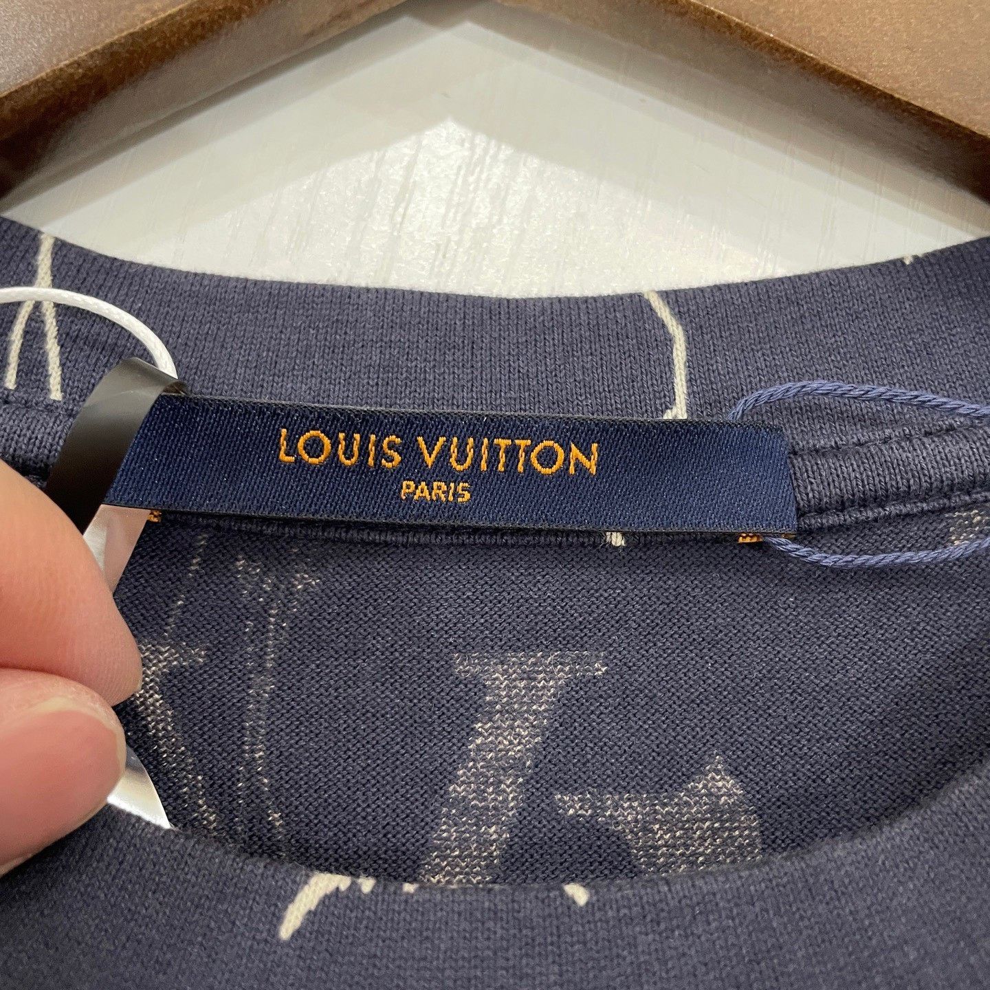 Louis Vuitton Louis Vuitton Floral LV Logo T-Shirt S Size US S / EU 44-46 / 1 - 4 Thumbnail