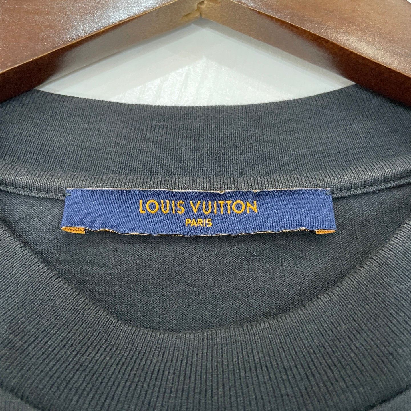 Louis Vuitton Louis Vuitton Embossed Logo T-Shirt Size S Size US S / EU 44-46 / 1 - 4 Thumbnail