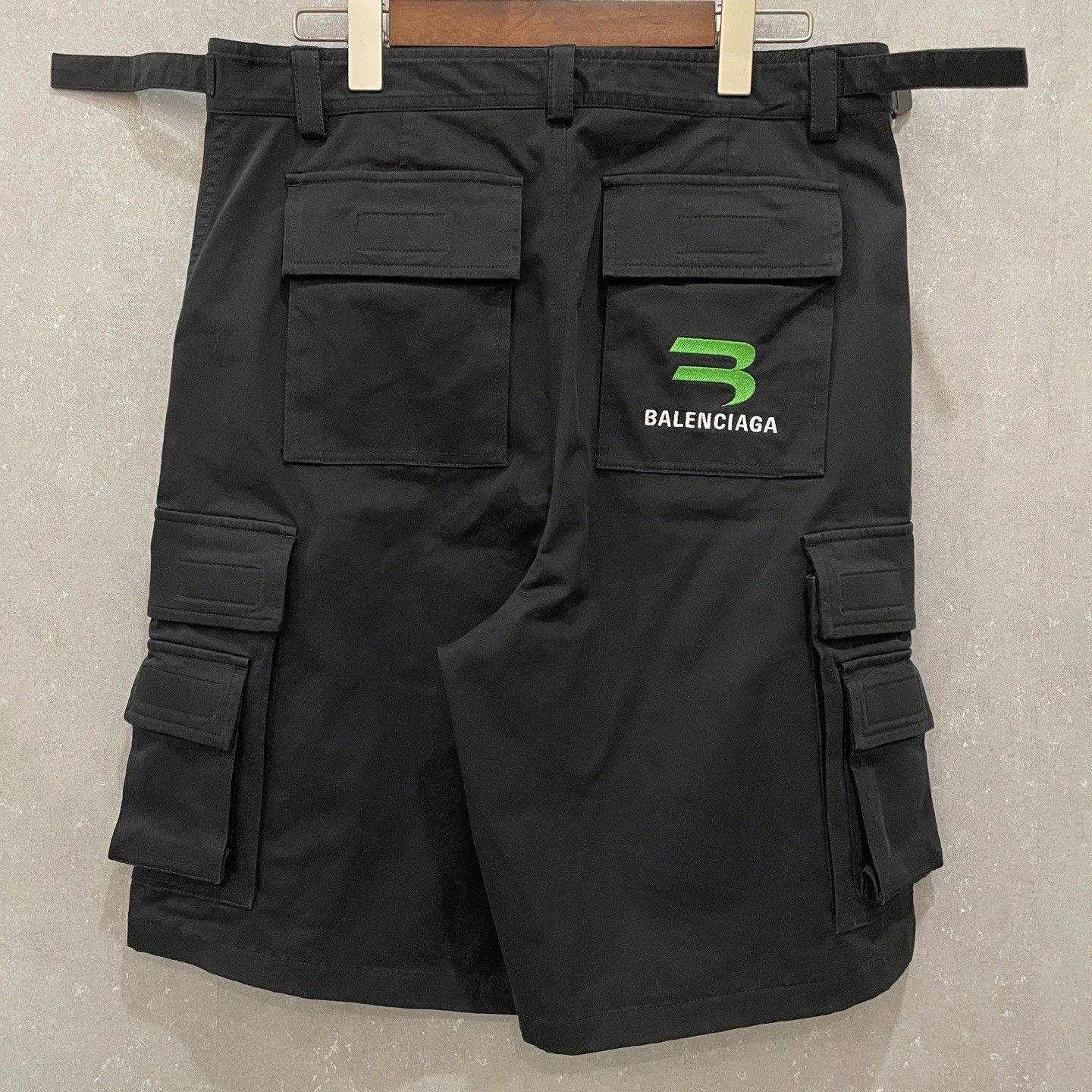 Balenciaga Balenciaga Gamer Patch Cargo Shorts Size 44 Size US 28 / EU 44 - 4 Thumbnail