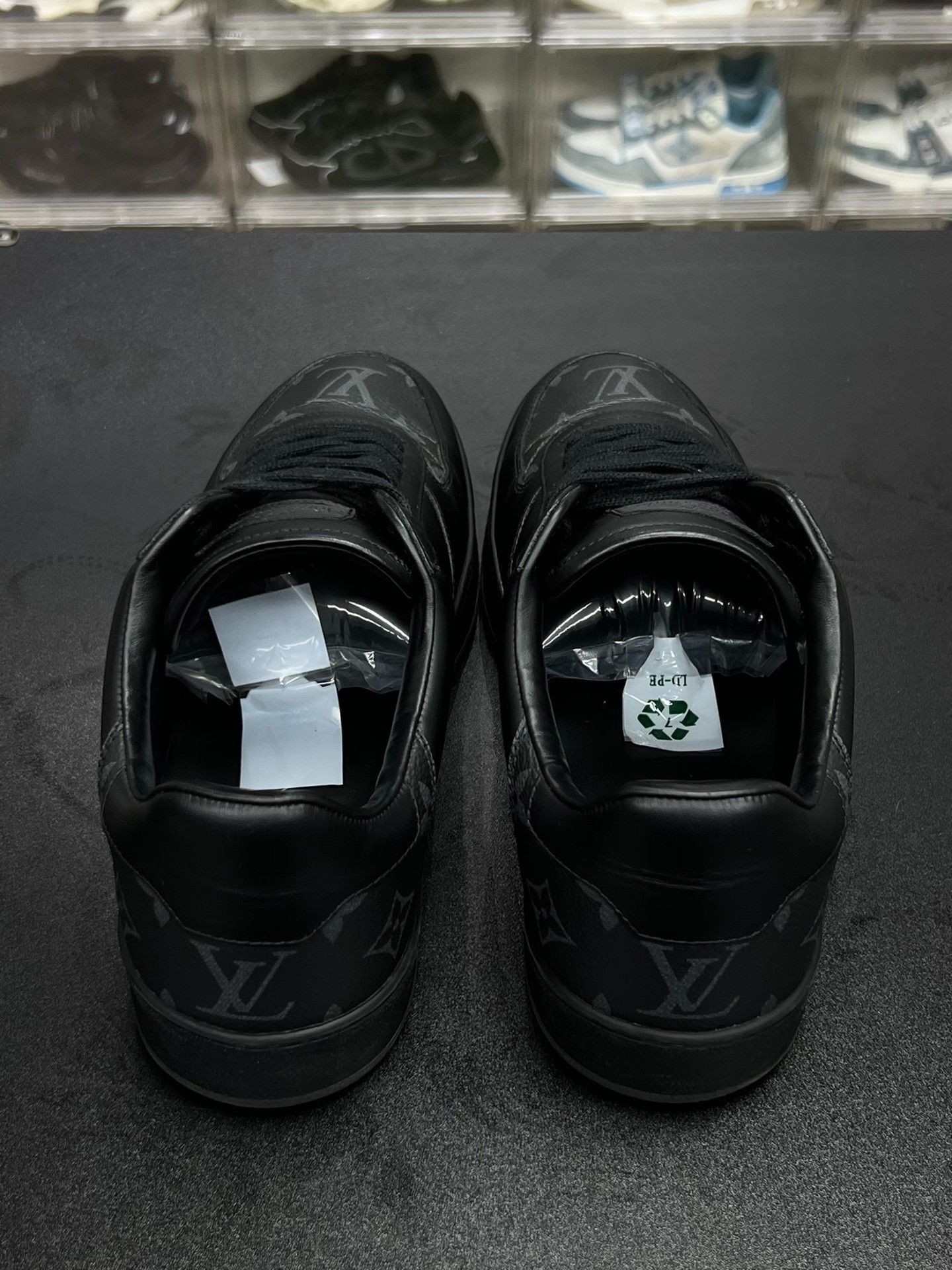 Louis Vuitton Louis Vuitton Black Lowtop Sneakers 7 Men Size US 7 / EU 40 - 7 Thumbnail