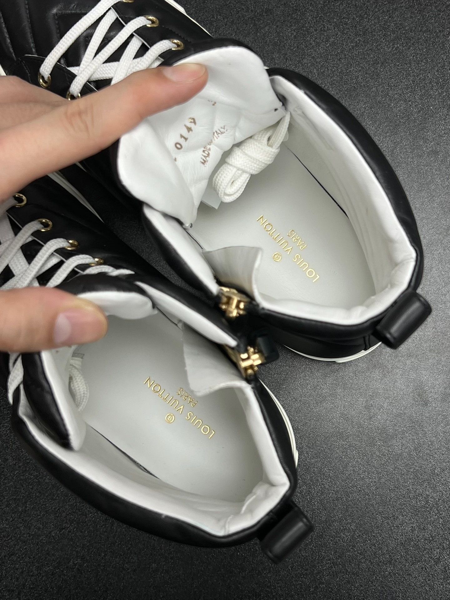 Louis Vuitton Louis Vuitton Leather Black Lowtop Sneakers 6 Men Size US 6 / EU 39 - 4 Thumbnail