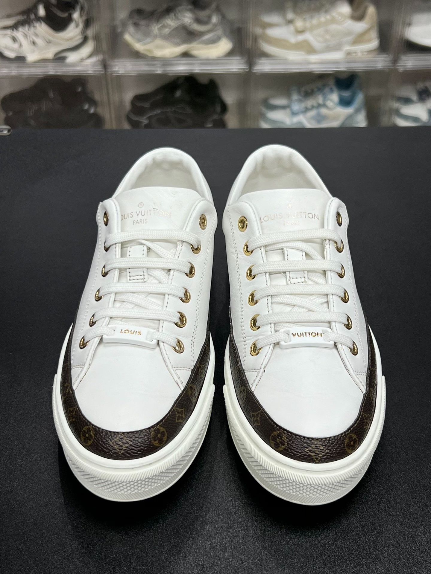 Louis Vuitton Louis Vuitton White Lowtop Sneakers us_7 Women Size US 7 / IT 37 - 2 Thumbnail