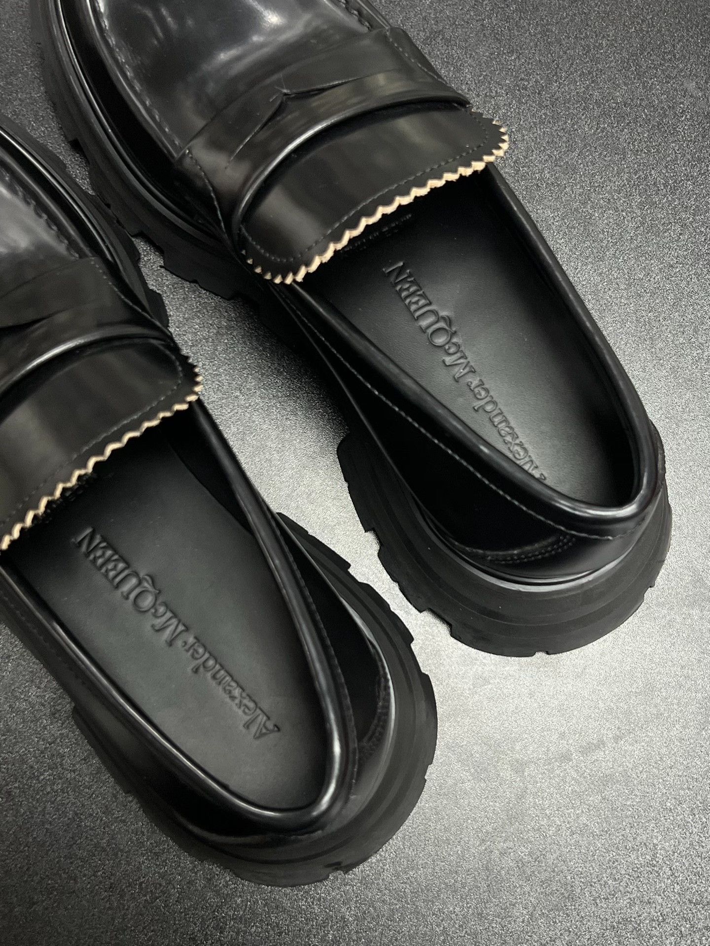 Alexander McQueen Alexander McQueen Patent Black Lowtop Sneakers us_7 Women Size US 7 / IT 37 - 4 Thumbnail