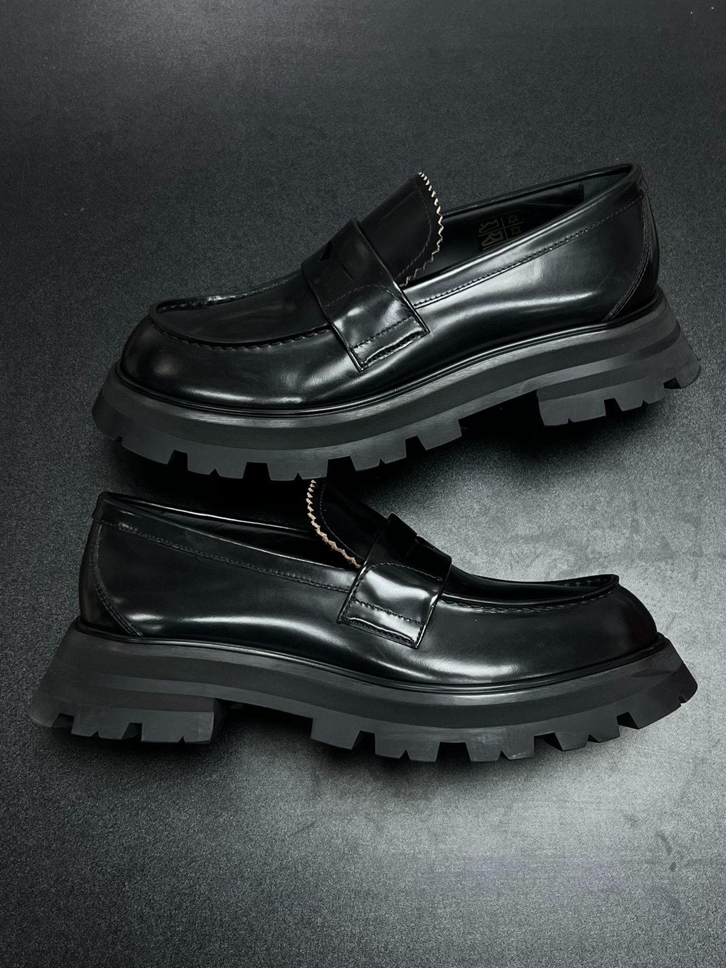Alexander McQueen Alexander McQueen Patent Black Lowtop Sneakers us_7 Women Size US 7 / IT 37 - 5 Thumbnail