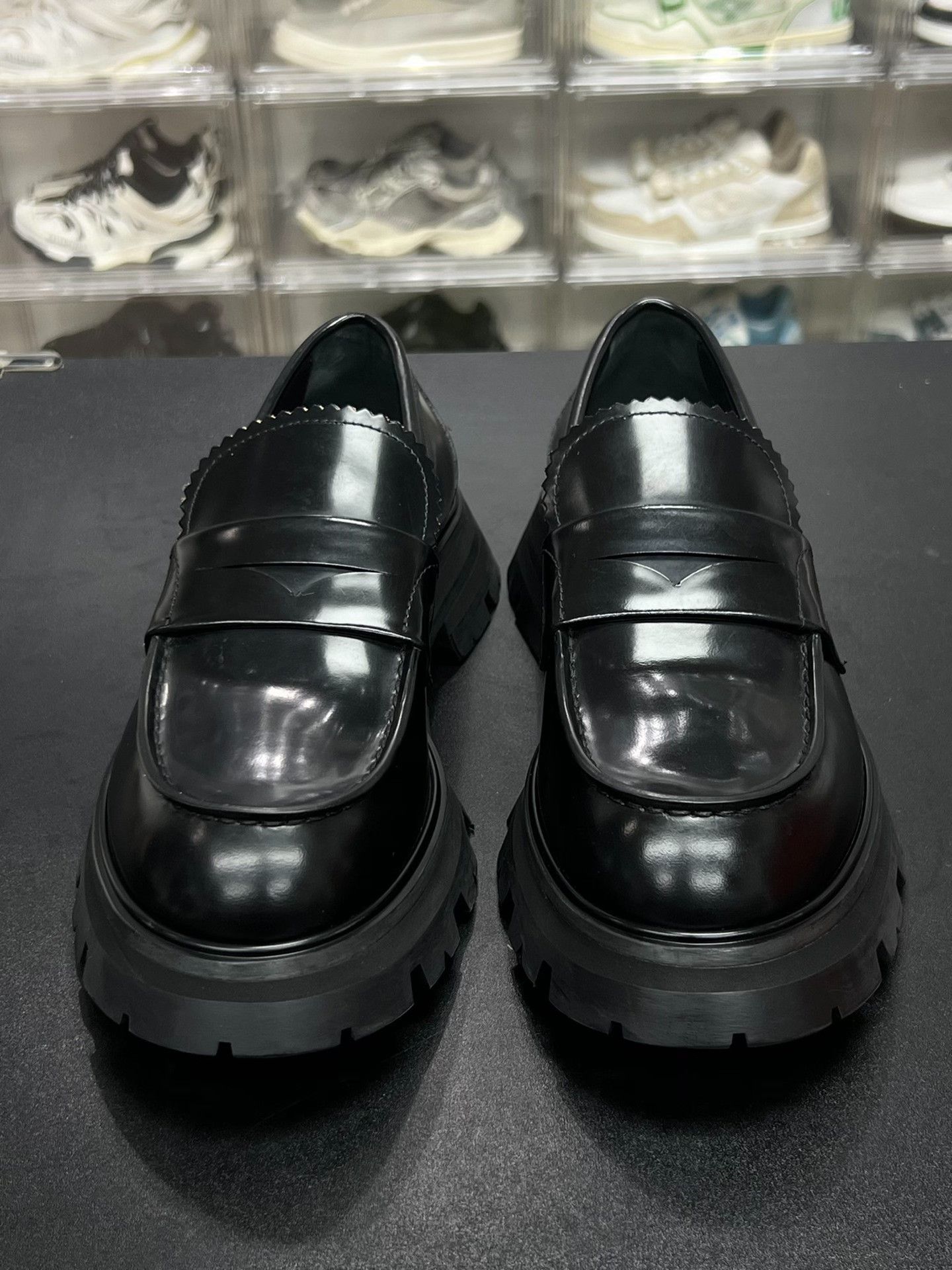Alexander McQueen Alexander McQueen Patent Black Lowtop Sneakers us_7 Women Size US 7 / IT 37 - 2 Thumbnail