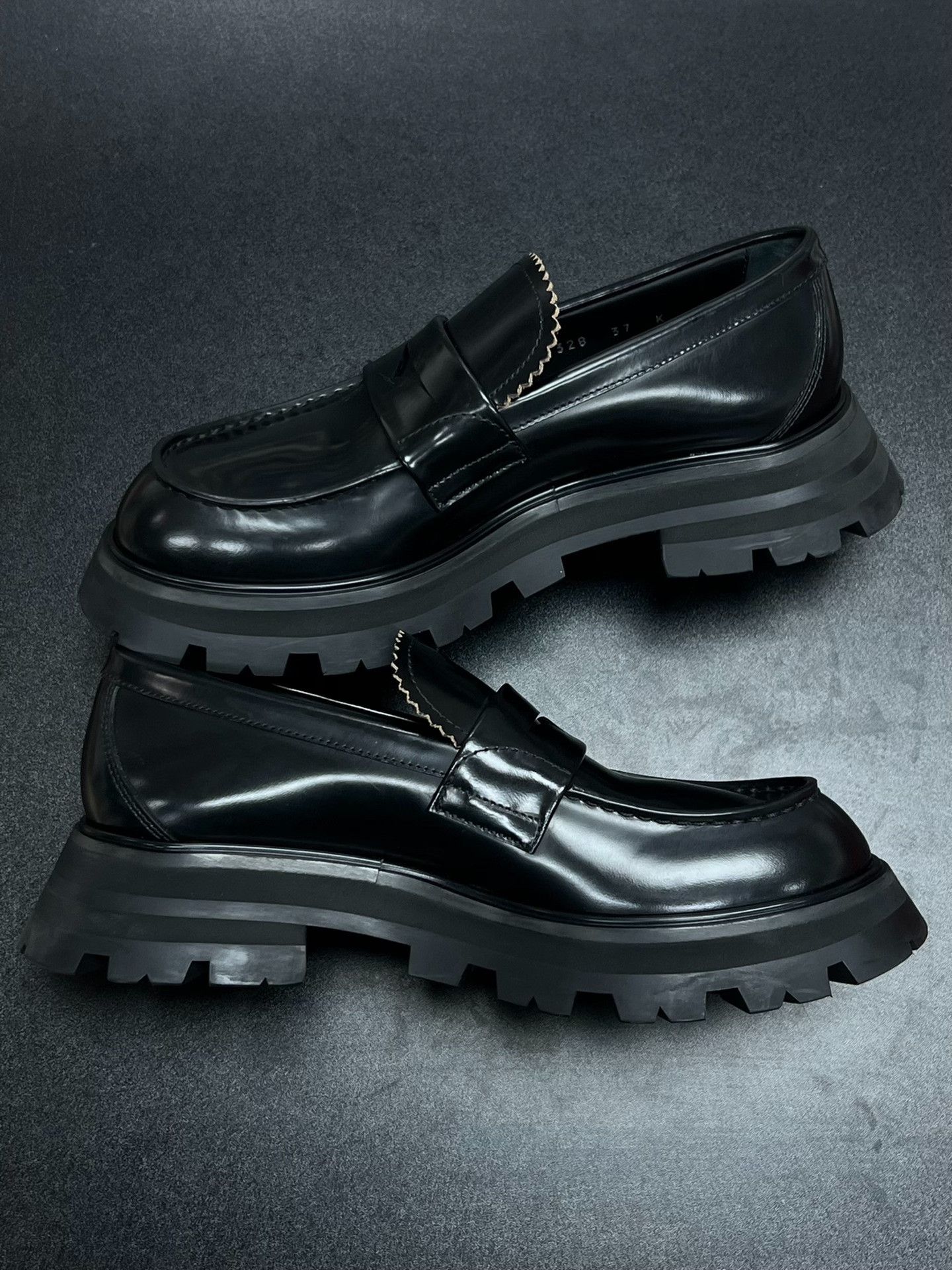 Alexander McQueen Alexander McQueen Patent Black Lowtop Sneakers us_7 Women Size US 7 / IT 37 - 6 Thumbnail