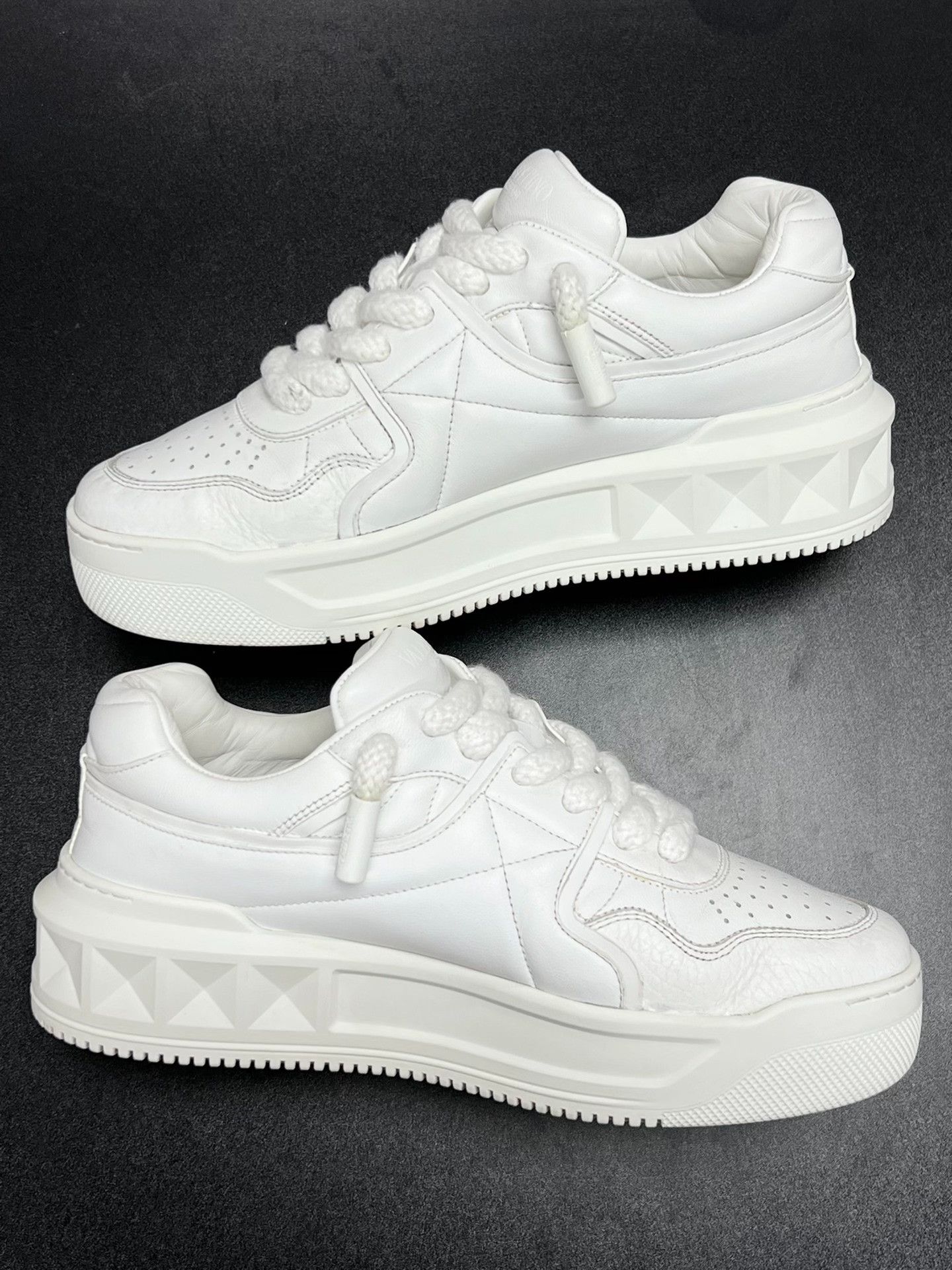 Valentino Valentino White Lowtop Sneakers 8 Men Size US 8 / EU 41 - 6 Thumbnail