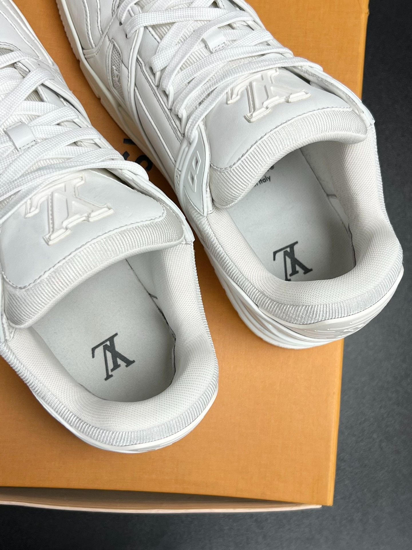 Louis Vuitton Louis Vuitton Training White Lowtop Sneakers 10.5 Men Size US 10.5 / EU 43-44 - 4 Thumbnail