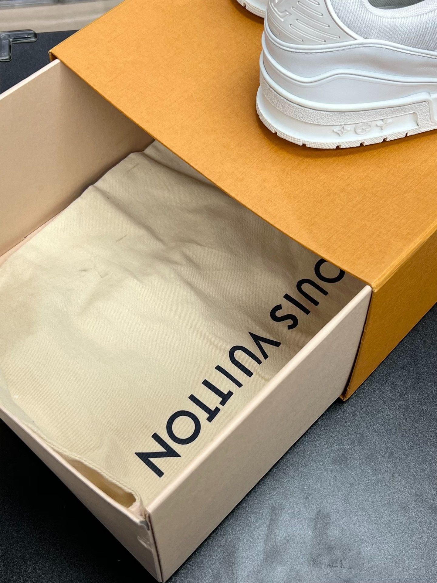 Louis Vuitton Louis Vuitton Training White Lowtop Sneakers 10.5 Men Size US 10.5 / EU 43-44 - 9 Thumbnail