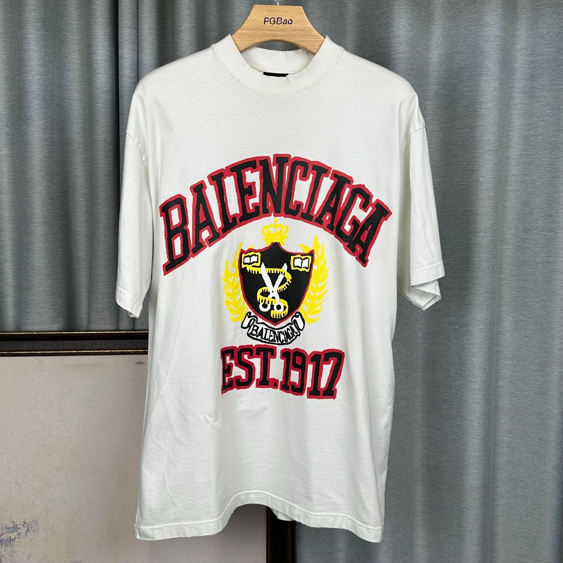 Balenciaga Balenciaga EST. 1917 Crest T-Shirt Size XS Size US XS / EU 42 / 0 - 2 Thumbnail
