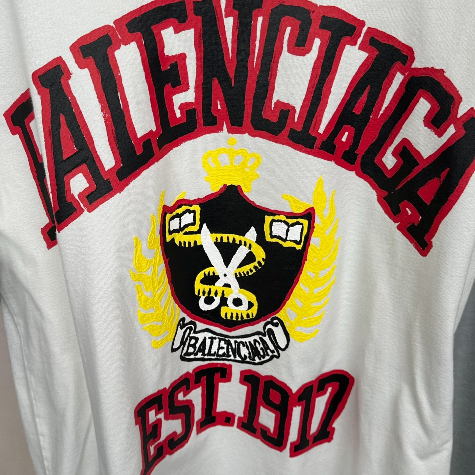 Balenciaga Balenciaga EST. 1917 Crest T-Shirt Size XS Size US XS / EU 42 / 0 - 7 Thumbnail