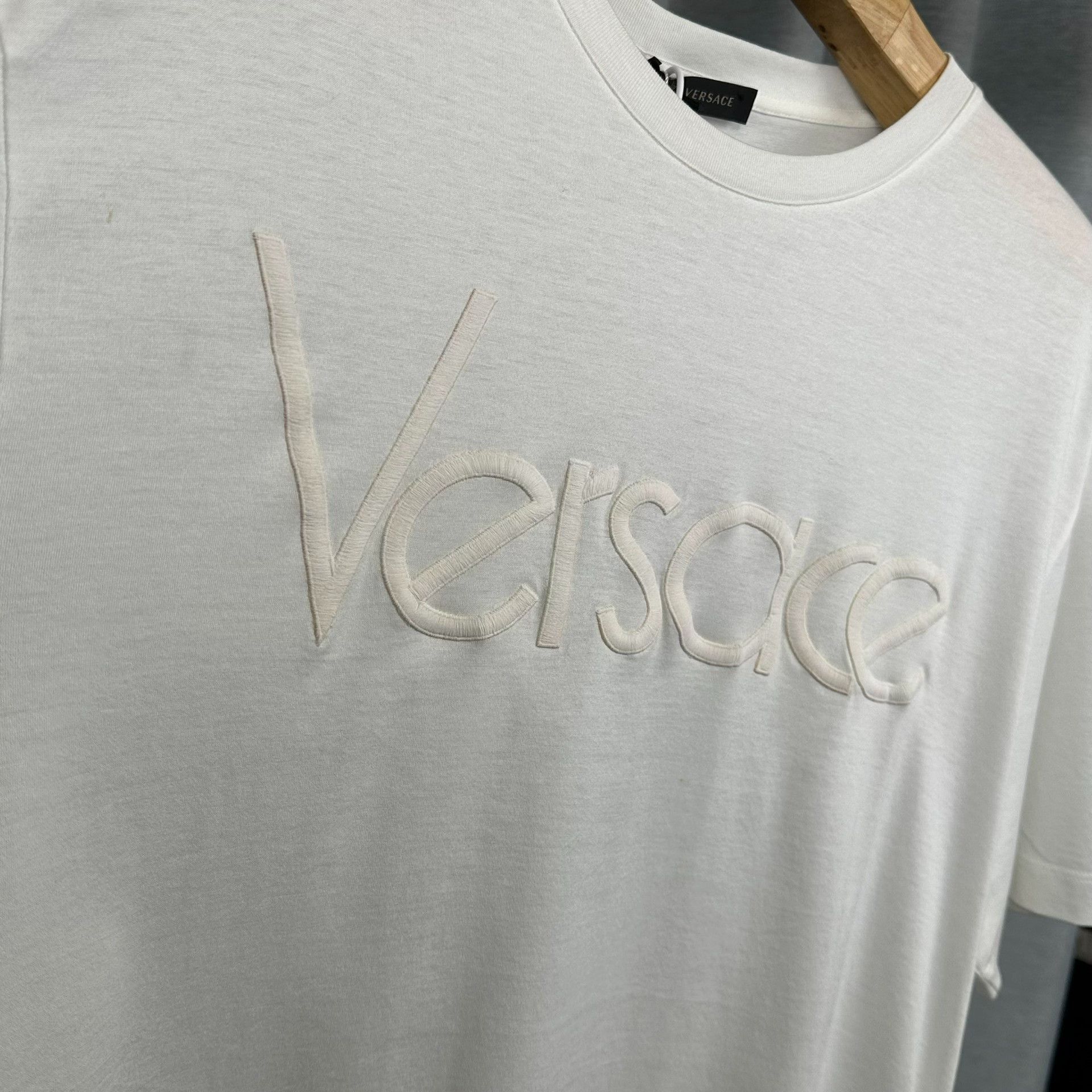 Versace Versace Embroidered Logo T-Shirt White Size L Size US L / EU 52-54 / 3 - 4 Thumbnail
