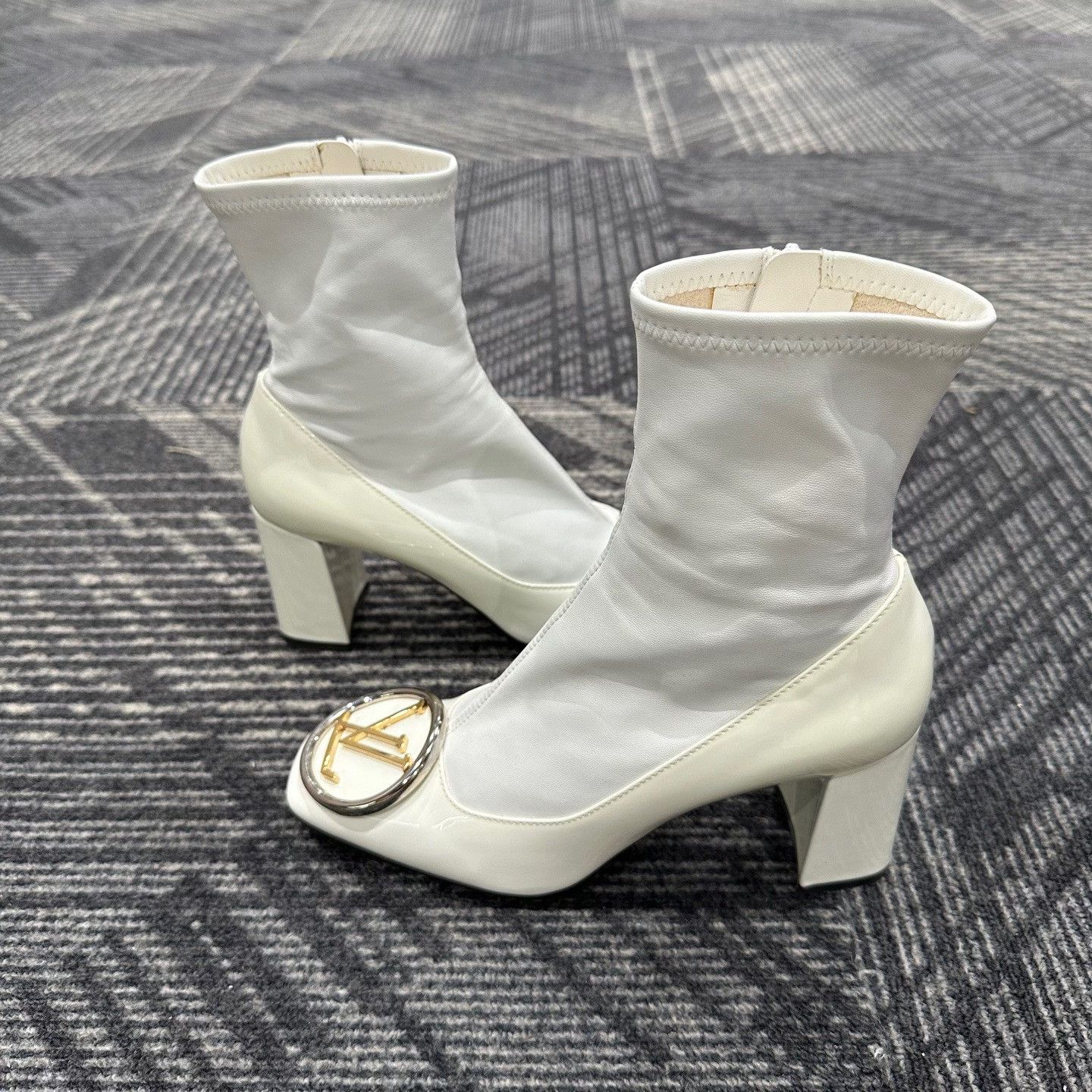 Louis Vuitton Louis Vuitton Logo Buckle Leather Ankle Boots 36 Size US 6 / IT 36 - 5 Thumbnail