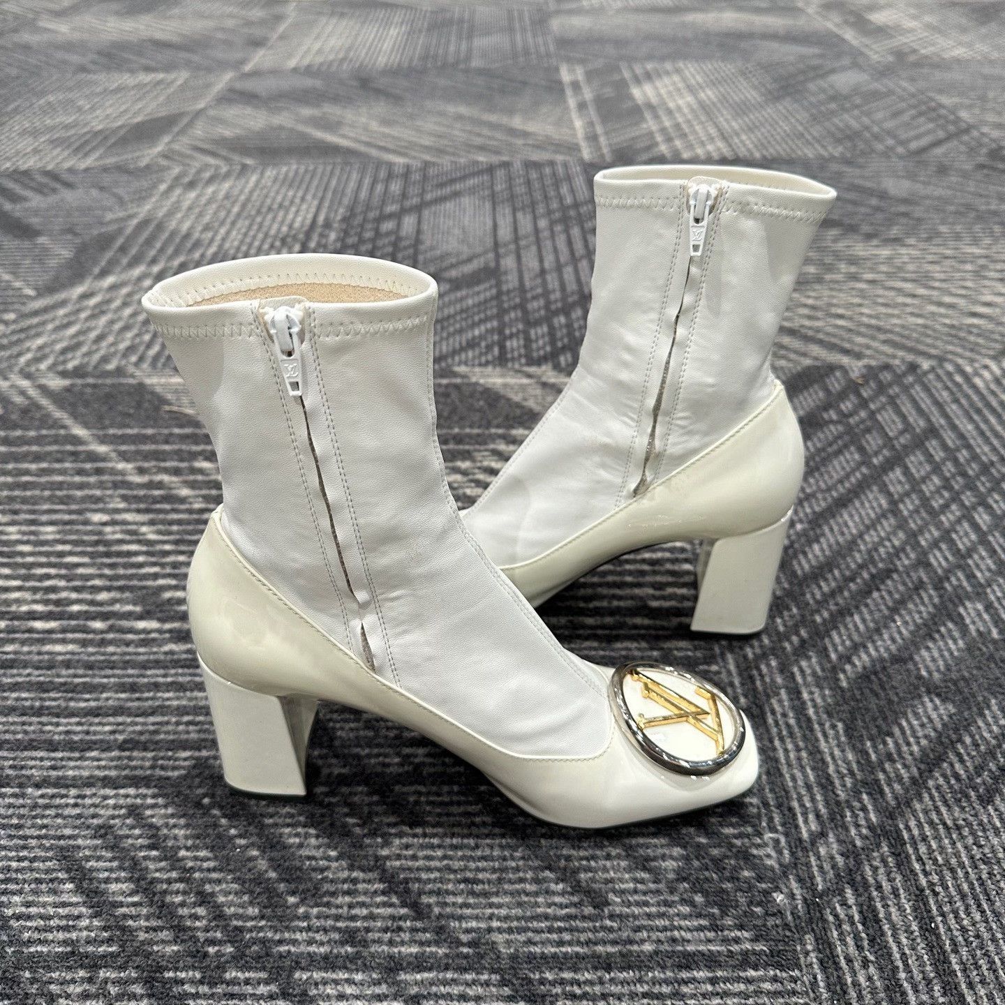 Louis Vuitton Louis Vuitton Logo Buckle Leather Ankle Boots 36 Size US 6 / IT 36 - 6 Thumbnail