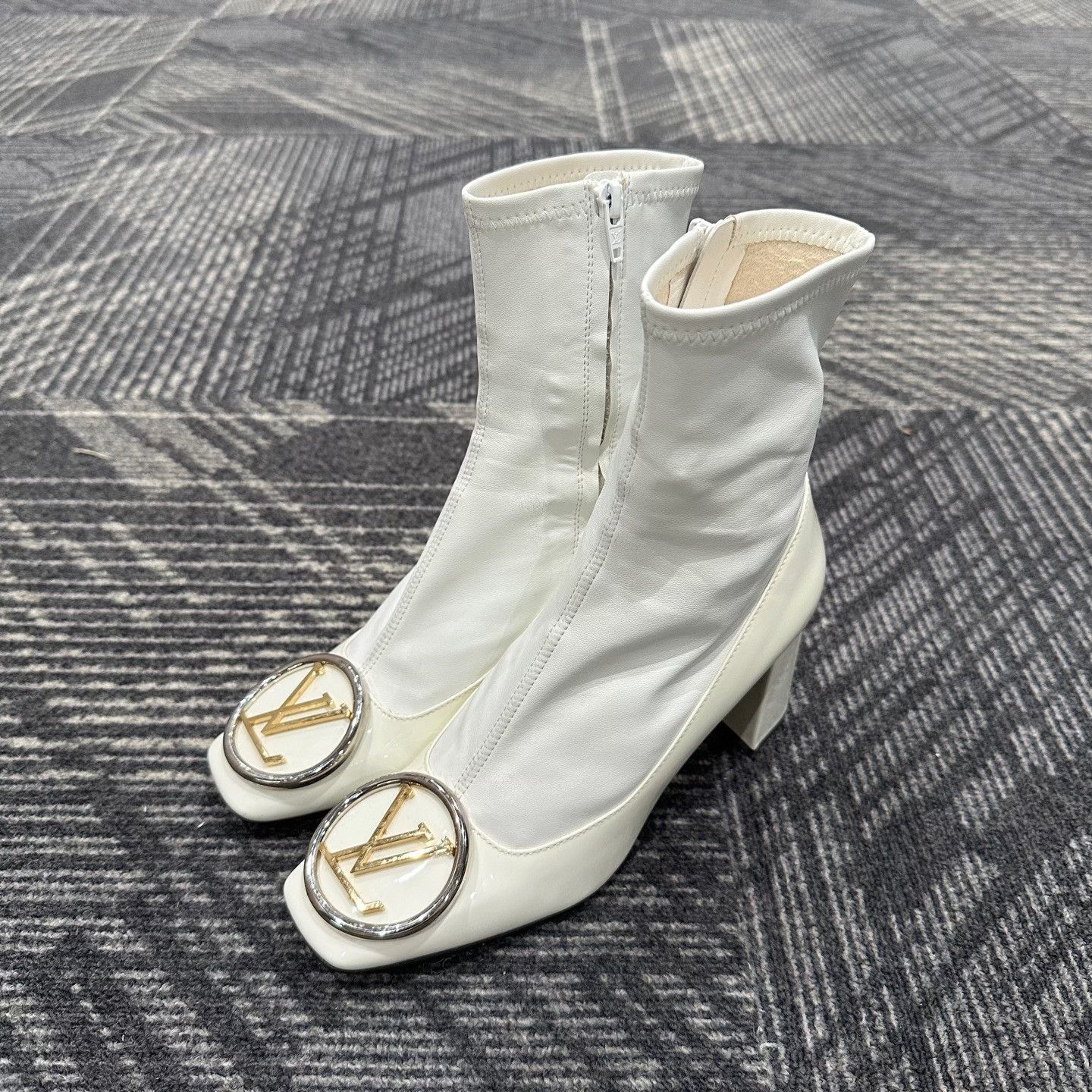 Louis Vuitton Louis Vuitton Logo Buckle Leather Ankle Boots 36 Size US 6 / IT 36 - 2 Thumbnail