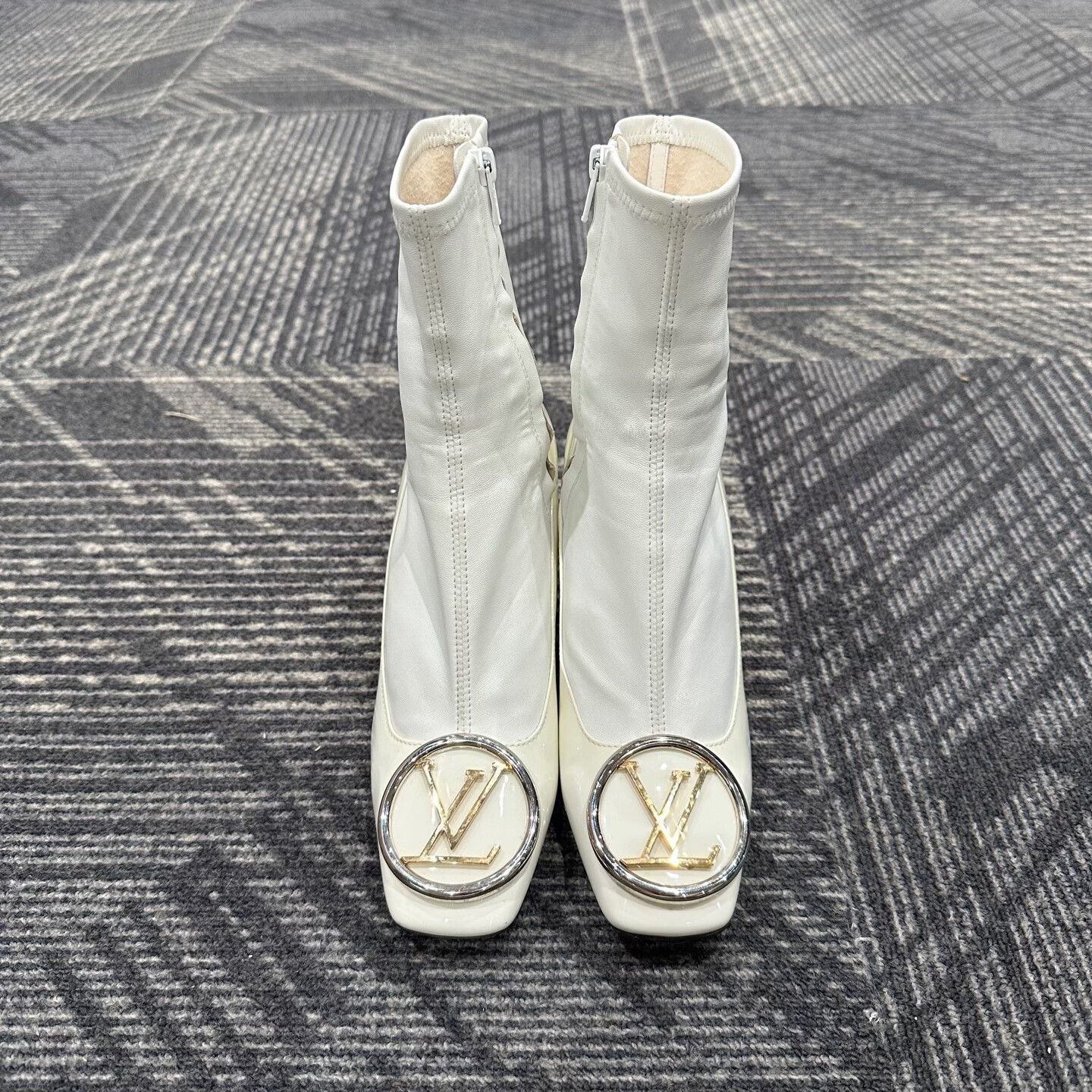 Louis Vuitton Louis Vuitton Logo Buckle Leather Ankle Boots 36 Size US 6 / IT 36 - 3 Thumbnail