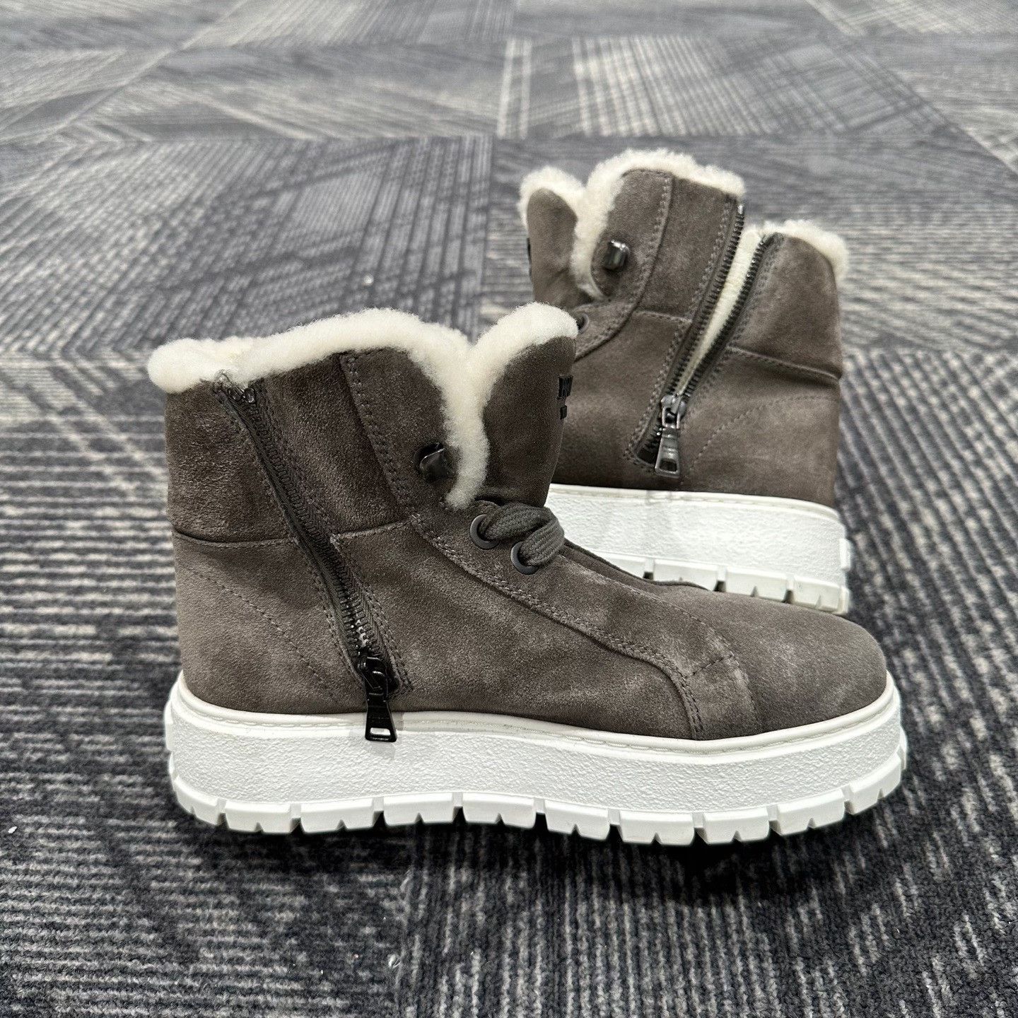 Prada Prada Shearling Suede Boots 35 Size US 5 / IT 35 - 6 Thumbnail