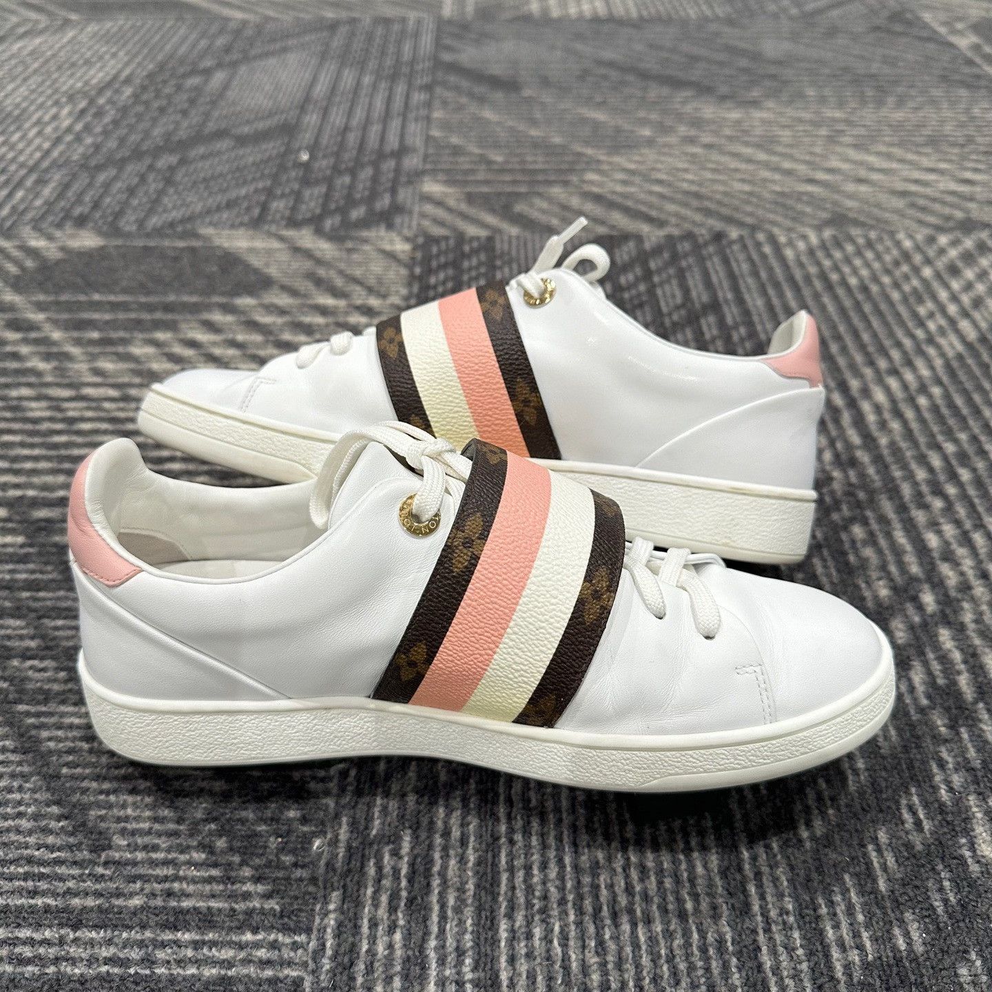 Louis Vuitton Louis Vuitton Monogram Velcro Low Top Sneakers 36.5 Size US 6.5 / IT 36.5 - 5 Thumbnail