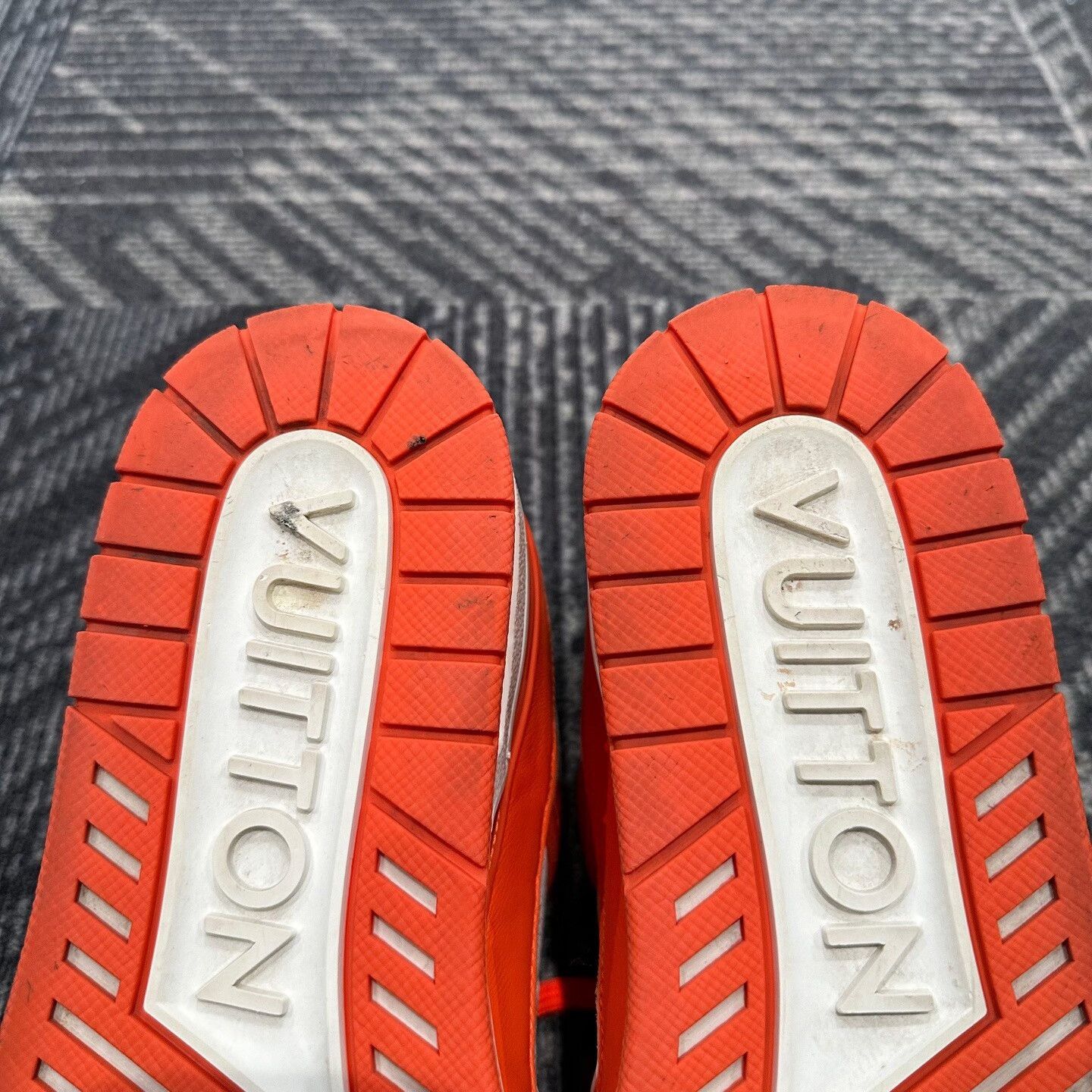 Louis Vuitton Louis Vuitton White Orange Trainer Sneakers 8 Size US 9 / EU 42 - 8 Thumbnail