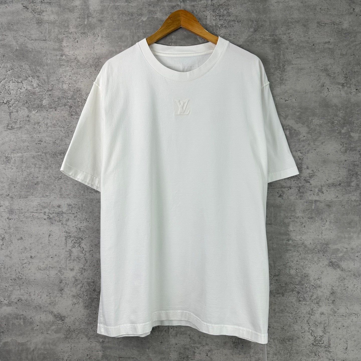 Louis Vuitton Louis Vuitton Embossed Logo T-Shirt 5L Size US XXL / EU 58 / 5 - 2 Thumbnail