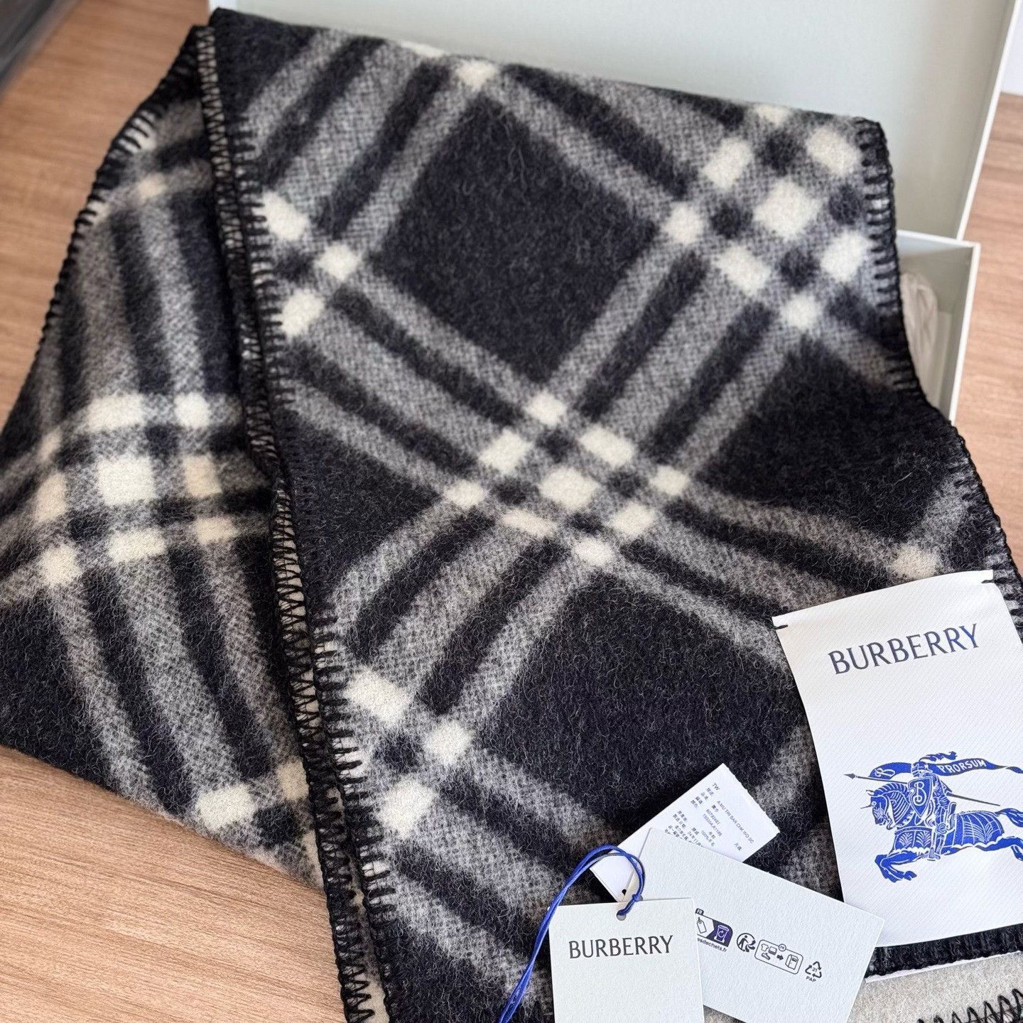 Burberry Burberry Logo Patch Check Scarf ONE SIZE Size ONE SIZE - 3 Thumbnail