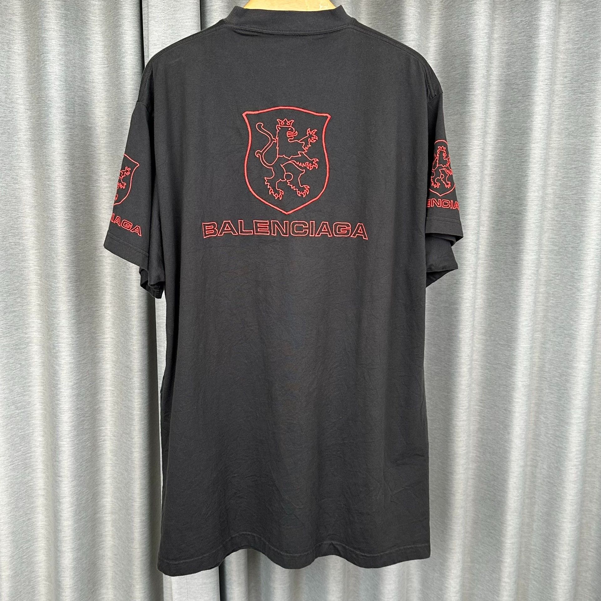 Balenciaga Balenciaga Lion Shield Logo T-Shirt Size 2 Size US M / EU 48-50 / 2 - 3 Thumbnail