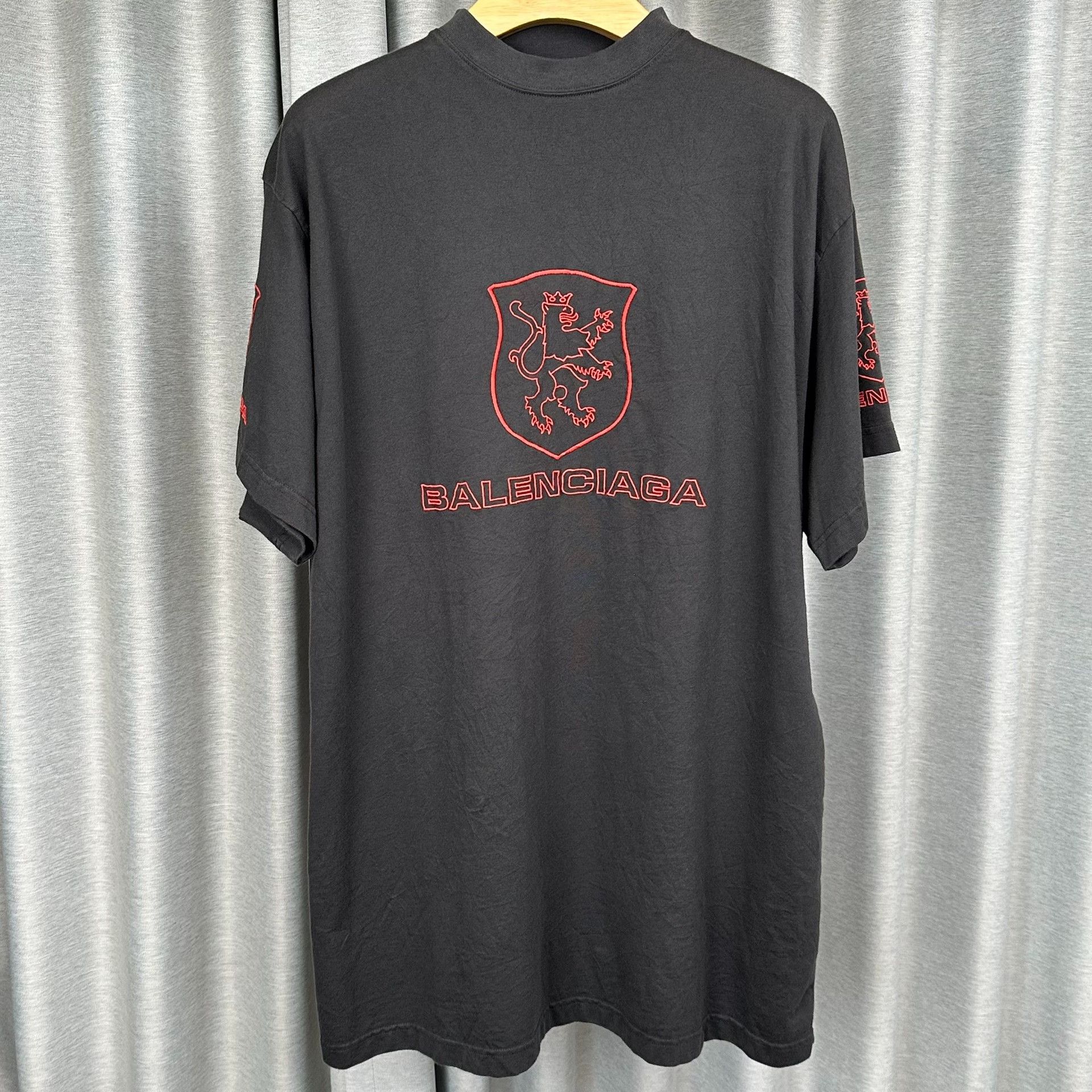 Balenciaga Balenciaga Lion Shield Logo T-Shirt Size 2 Size US M / EU 48-50 / 2 - 2 Thumbnail