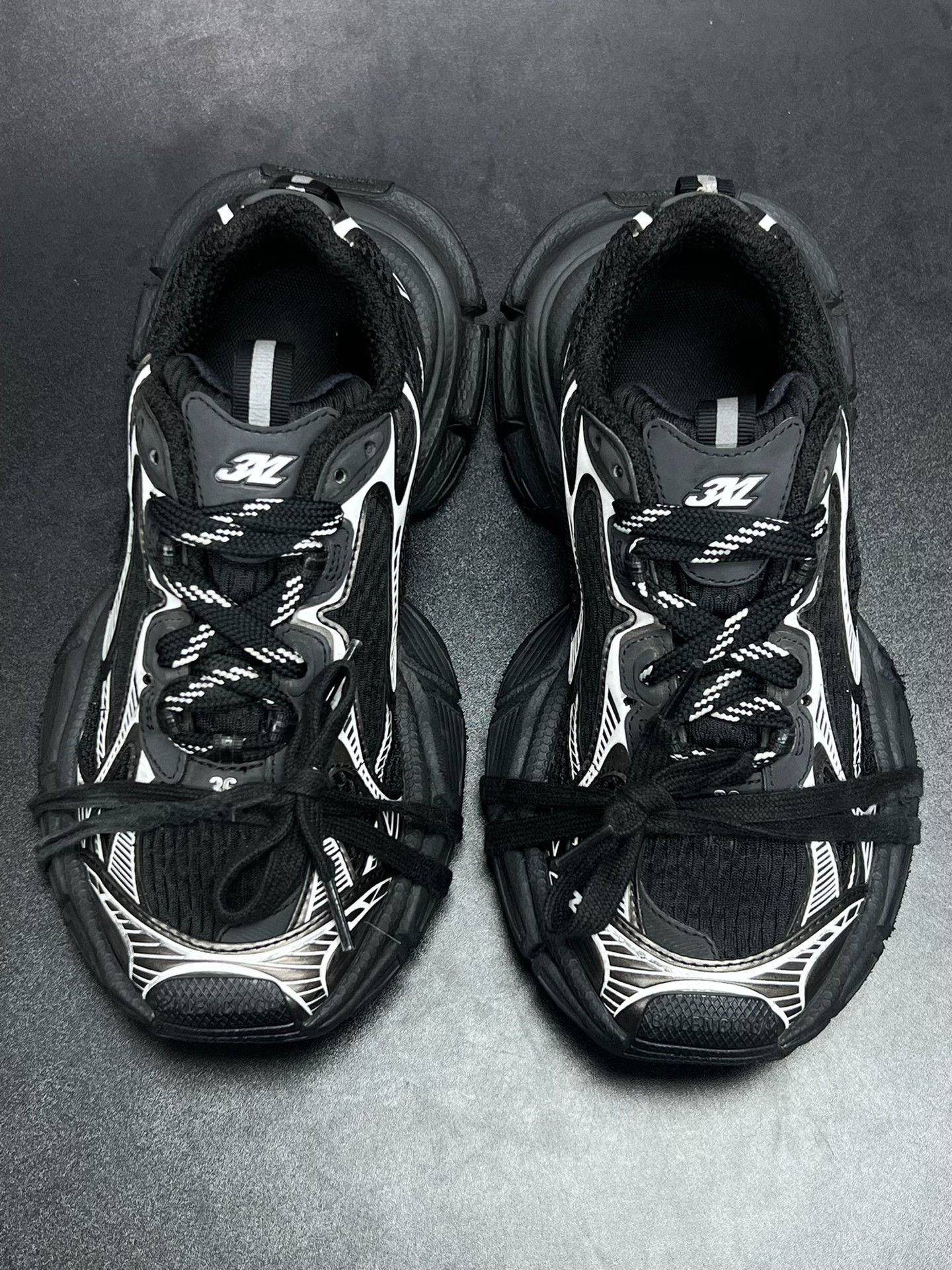 Balenciaga Balenciaga Silver Lowtop Sneakers us_6 Women Size US 6 / IT 36 - 3 Thumbnail