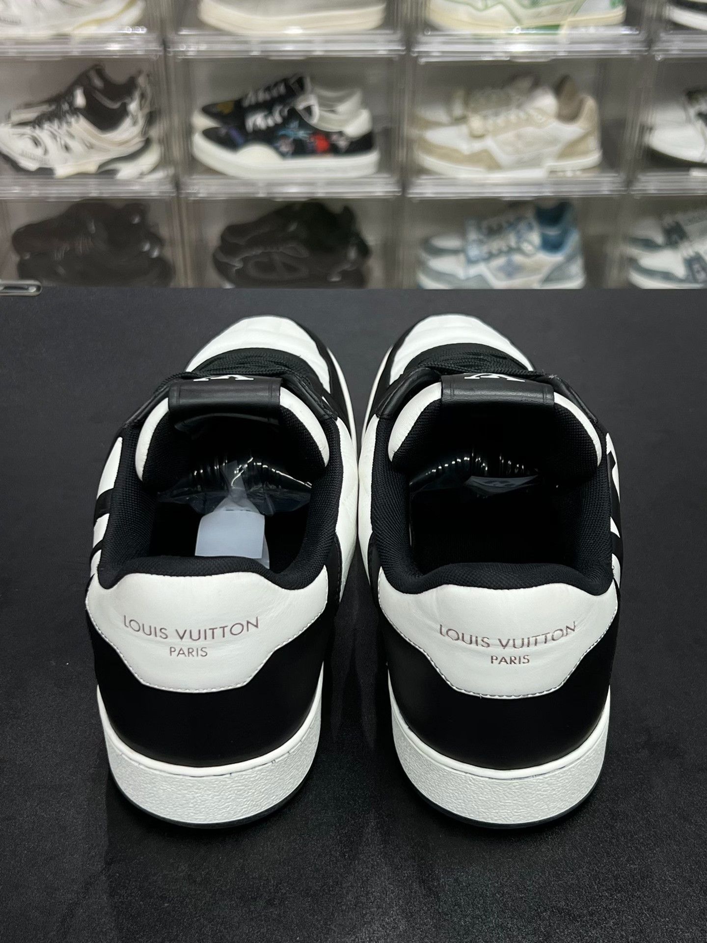 Louis Vuitton Louis Vuitton Black Lowtop Sneakers 10 Men Size US 10 / EU 43 - 6 Thumbnail