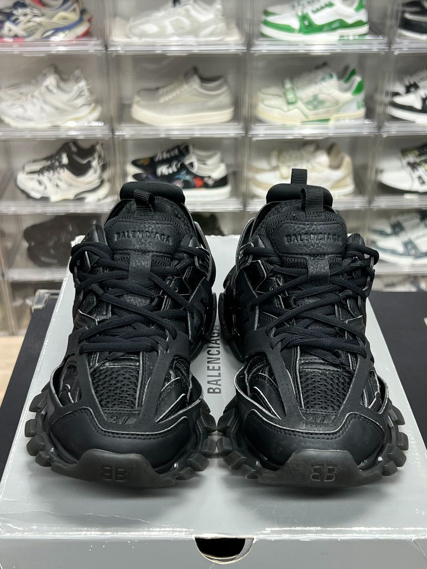 Balenciaga Balenciaga Black Lowtop Sneakers us_7 Women Size US 7 / IT 37 - 2 Thumbnail