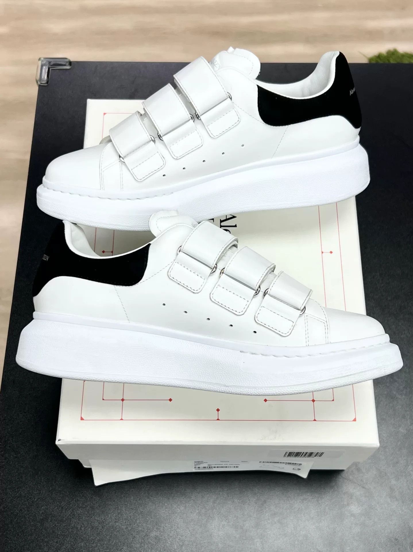 Alexander McQueen Alexander McQueen Black Lowtop Sneakers us_8-5 Women Size US 8.5 / IT 38.5 - 6 Thumbnail