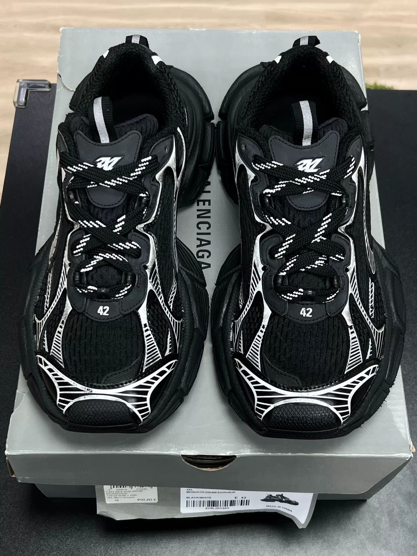 Balenciaga Balenciaga Distressed Silver Lowtop Sneakers 9 Men Size US 9 / EU 42 - 3 Thumbnail