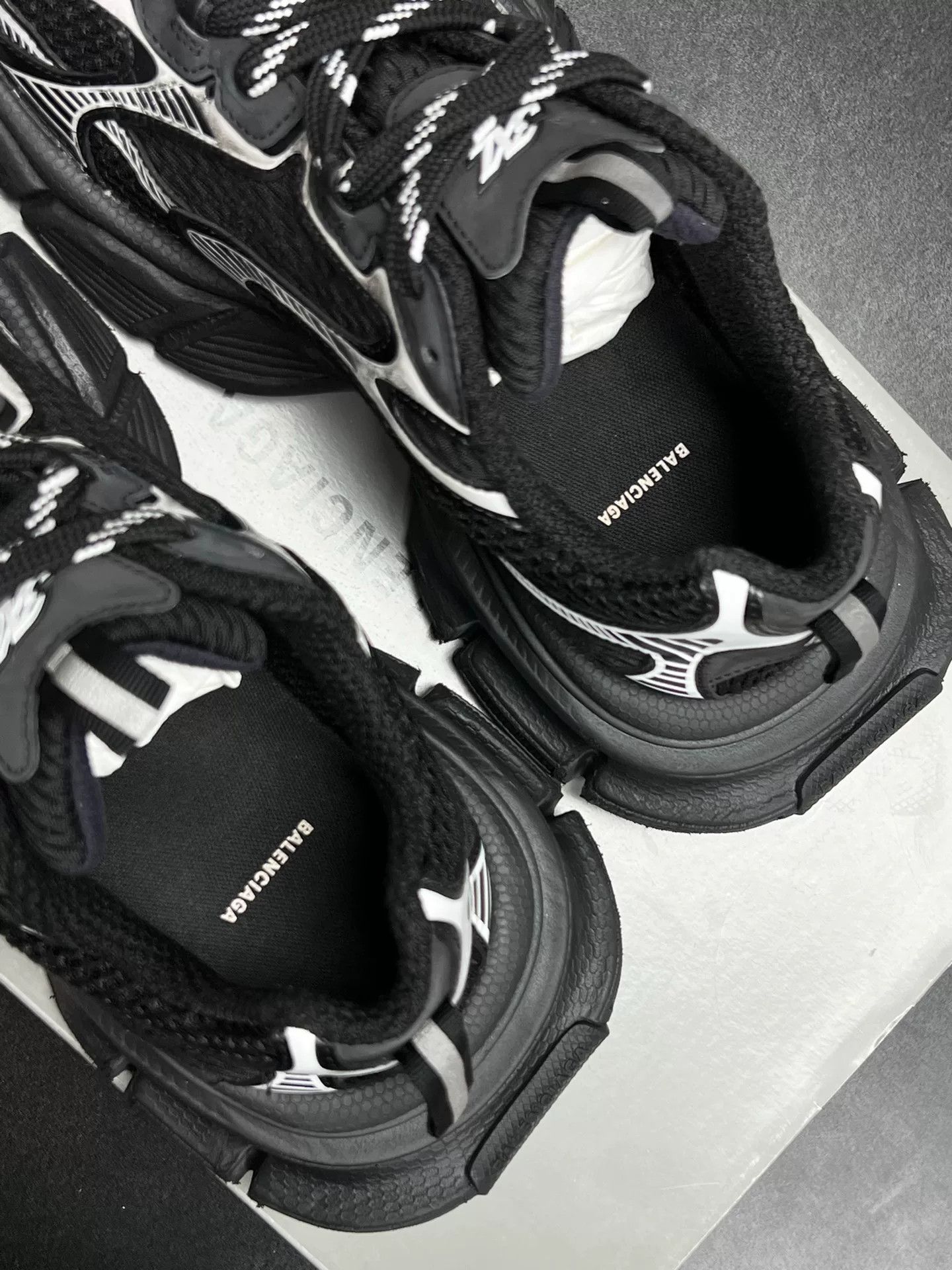 Balenciaga Balenciaga Distressed Silver Lowtop Sneakers 9 Men Size US 9 / EU 42 - 4 Thumbnail