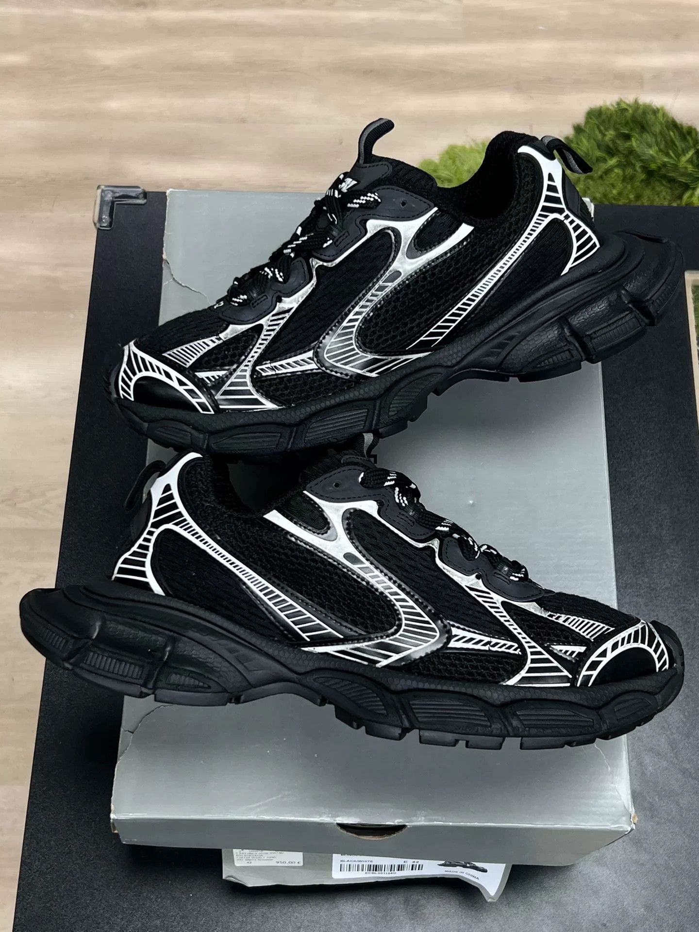 Balenciaga Balenciaga Distressed Silver Lowtop Sneakers 9 Men Size US 9 / EU 42 - 5 Thumbnail