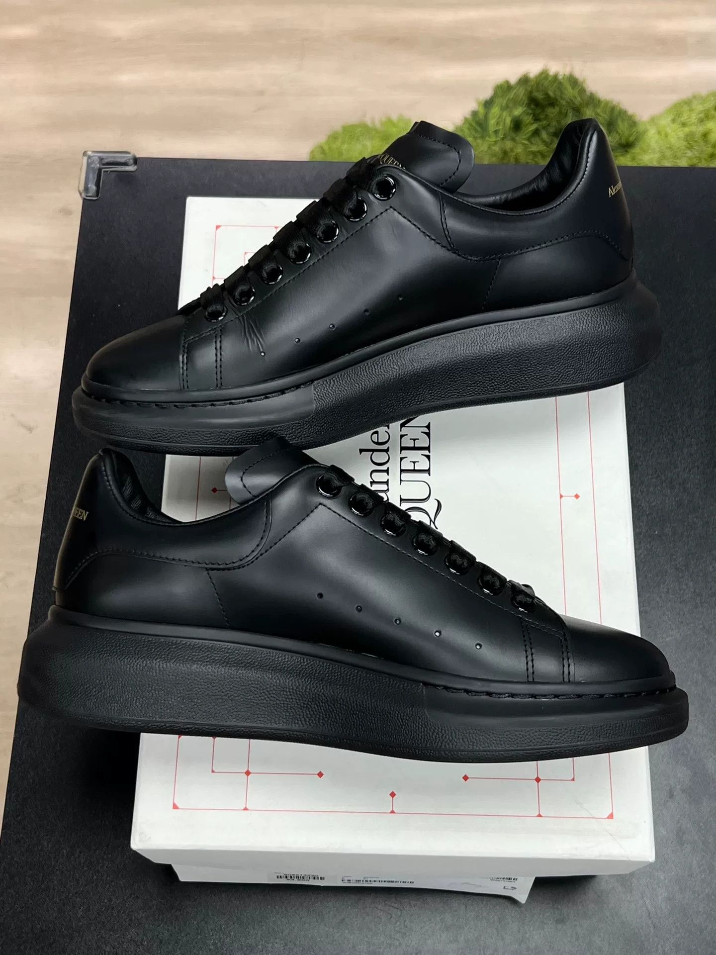 Alexander McQueen Alexander McQueen Black Lowtop Sneakers 8 Men Size US 8 / EU 41 - 6 Thumbnail