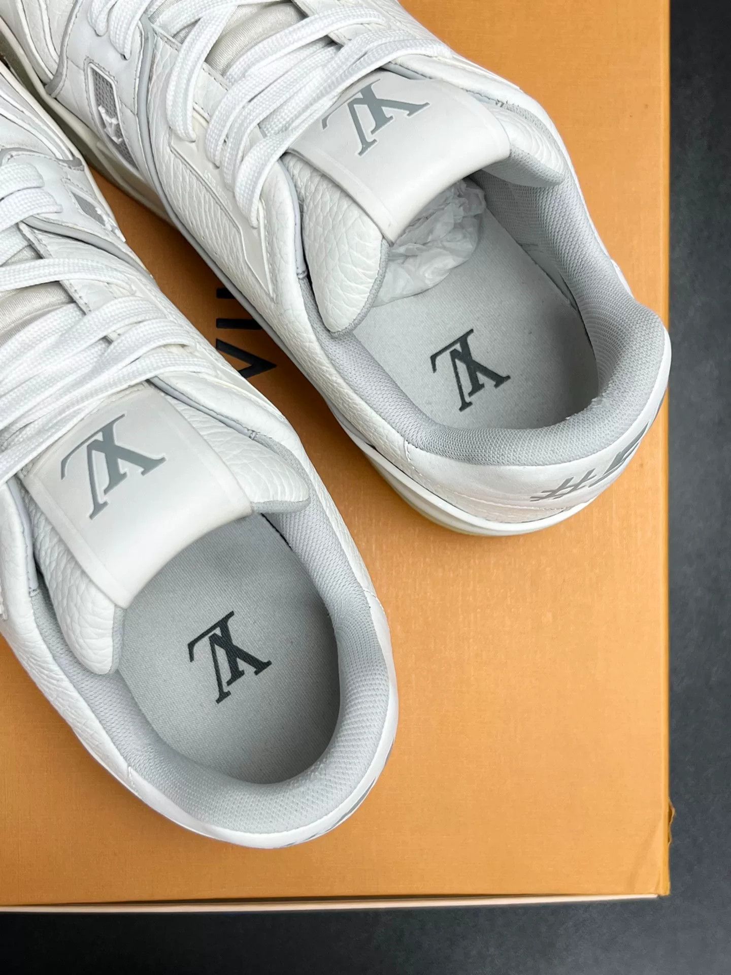 Louis Vuitton Louis Vuitton Training White Lowtop Sneakers 9.5 Men Size US 9.5 / EU 42-43 - 4 Thumbnail