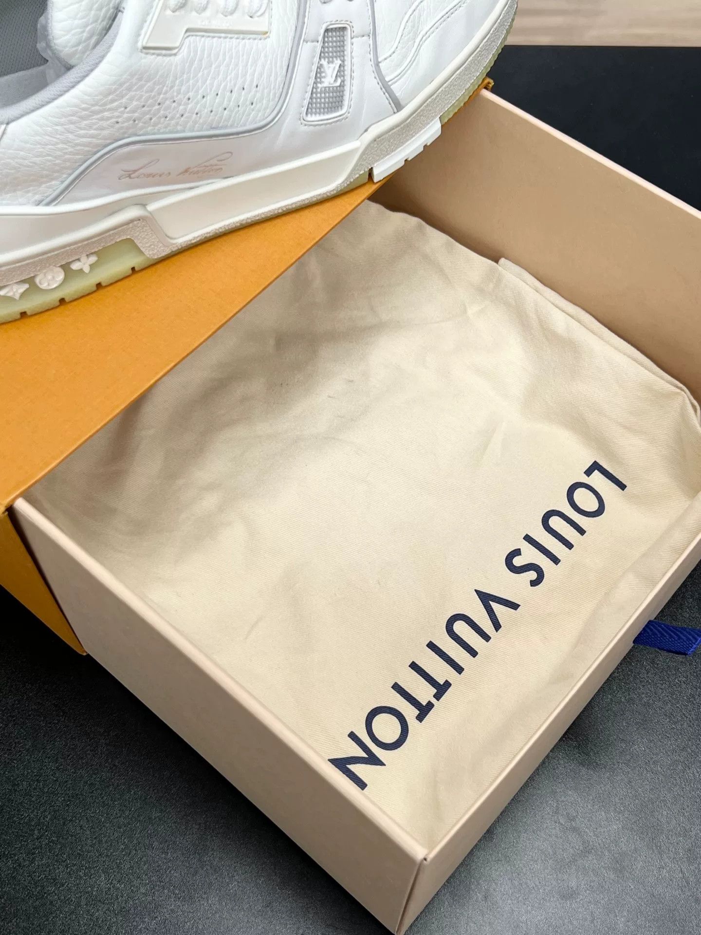 Louis Vuitton Louis Vuitton Training White Lowtop Sneakers 9.5 Men Size US 9.5 / EU 42-43 - 9 Thumbnail