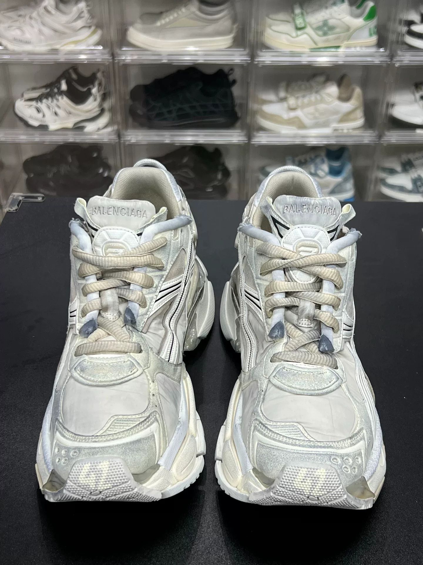 Balenciaga Balenciaga Running Beige Lowtop Sneakers 9 Men Size US 9 / EU 42 - 2 Thumbnail